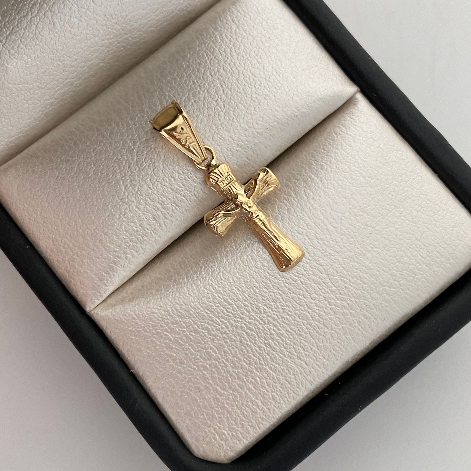 Dije Cruz Cristo Oro amarillo 18k 0,55 Gr / 10,1 mm / 2,5 Cm
