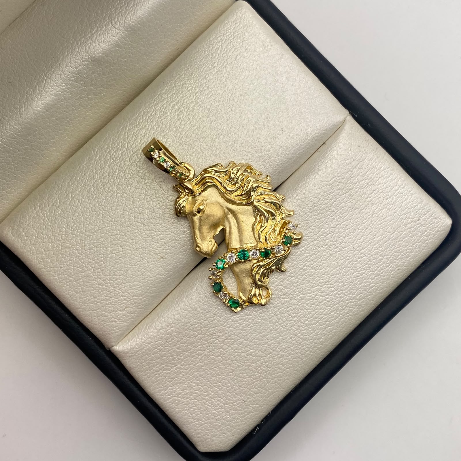 Dije Caballo mate circones verdes y blancos Oro amarillo 18k 6,56 Gr / 19,9 mm / 3,5 Cm