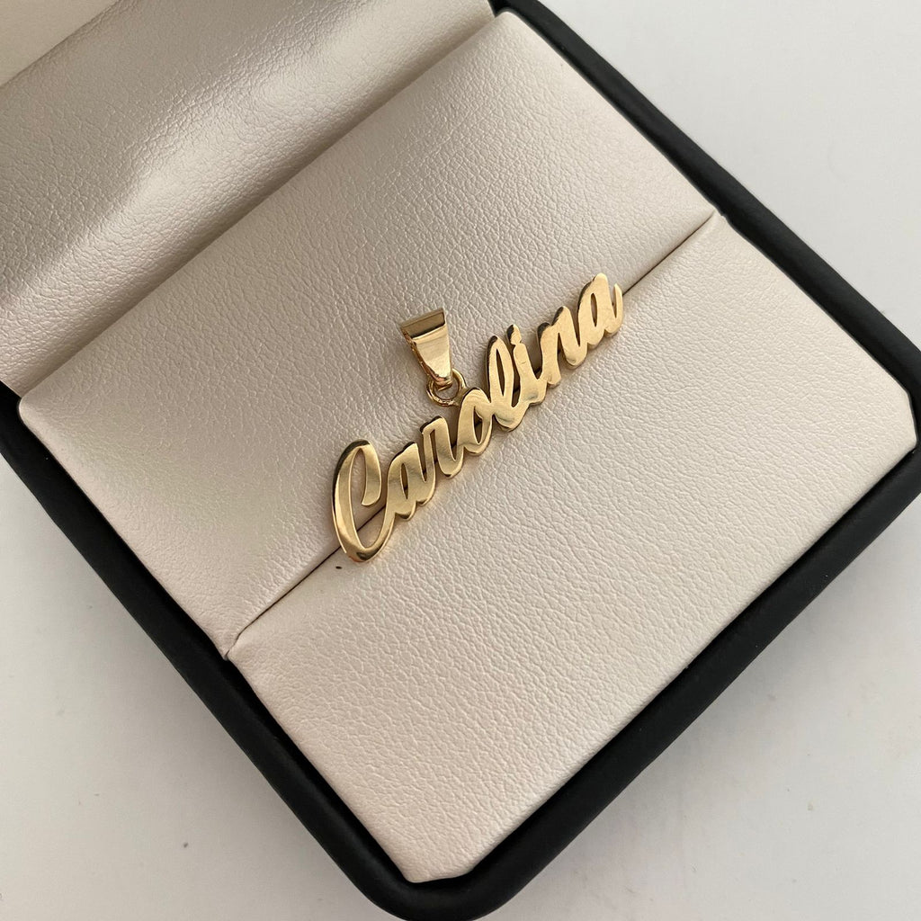 Herraje nombre Carolina (POR FABRICACION) Oro amarillo 18k 2,95 Gr / 3,4 Cm