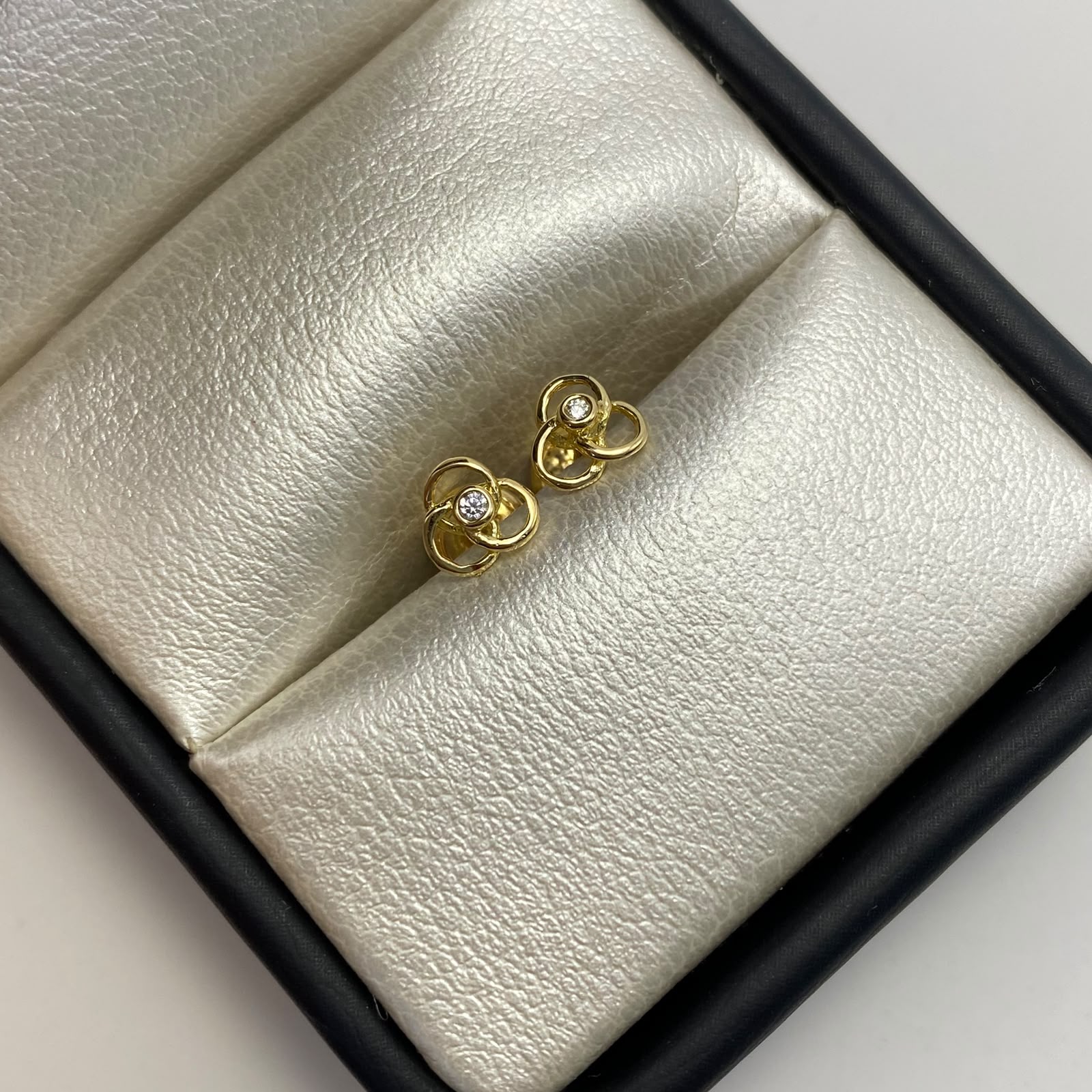 Topos Flor Circon Oro amarillo 18k 0,75 Gr / 6 mm