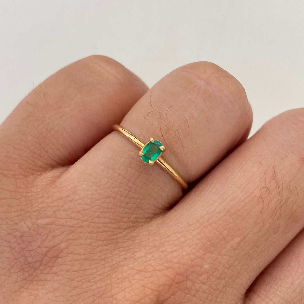 Anillo Solitario Esmeralda Ovalada Oro amarillo 18k / Talla 6 1/2 / 1,05 Gr / 1,4 mm