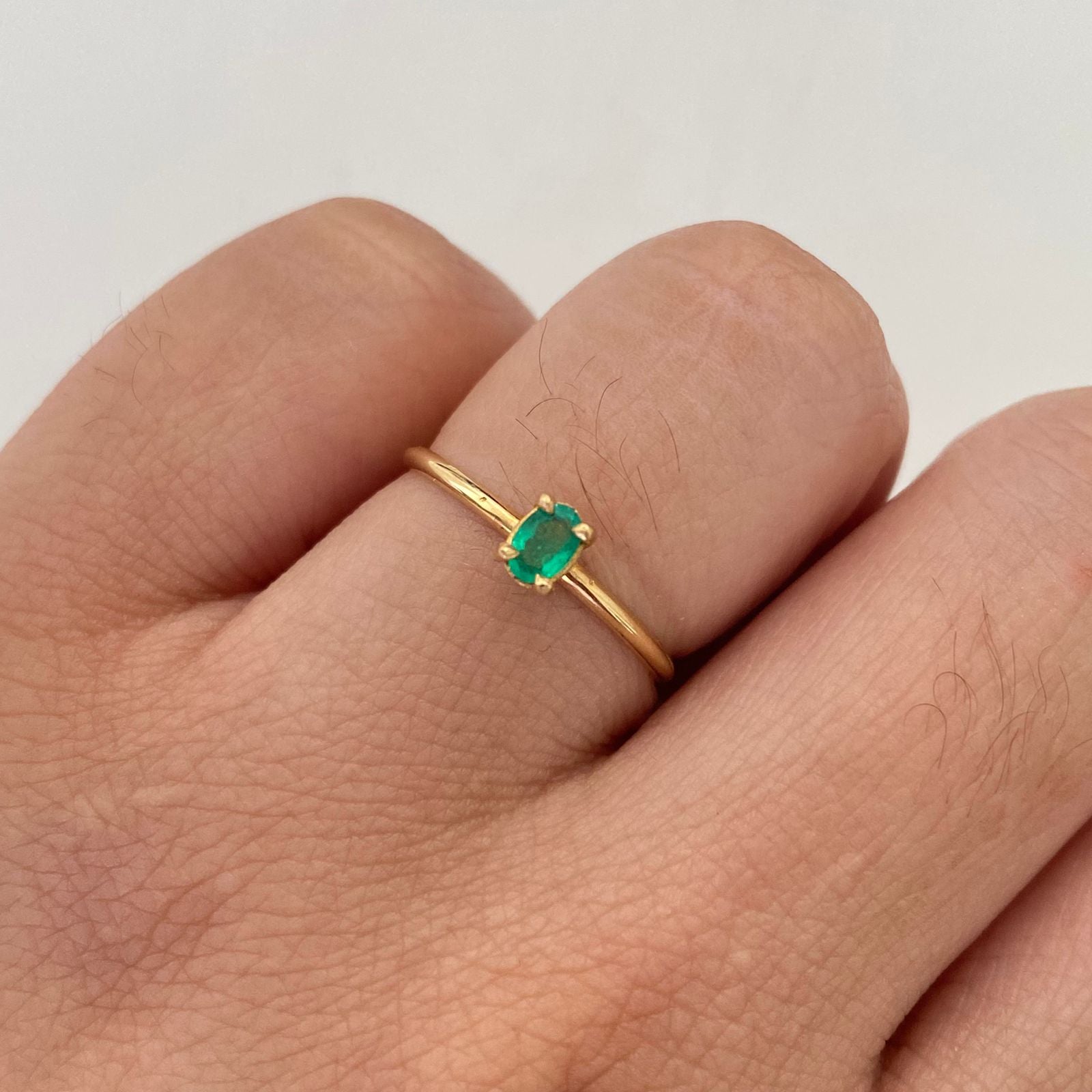 Anillo Solitario Esmeralda Ovalada Oro amarillo 18k / Talla 6 1/2 / 1,05 Gr / 1,4 mm