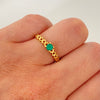 Anillo corazones laterales y esmeralda en el centro (joya) Oro amarillo 18k / Talla 8 / 1,55 Gr