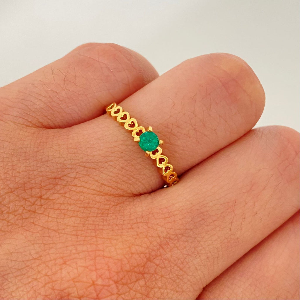 Anillo corazones laterales y esmeralda en el centro (joya) Oro amarillo 18k / Talla 8 / 1,55 Gr