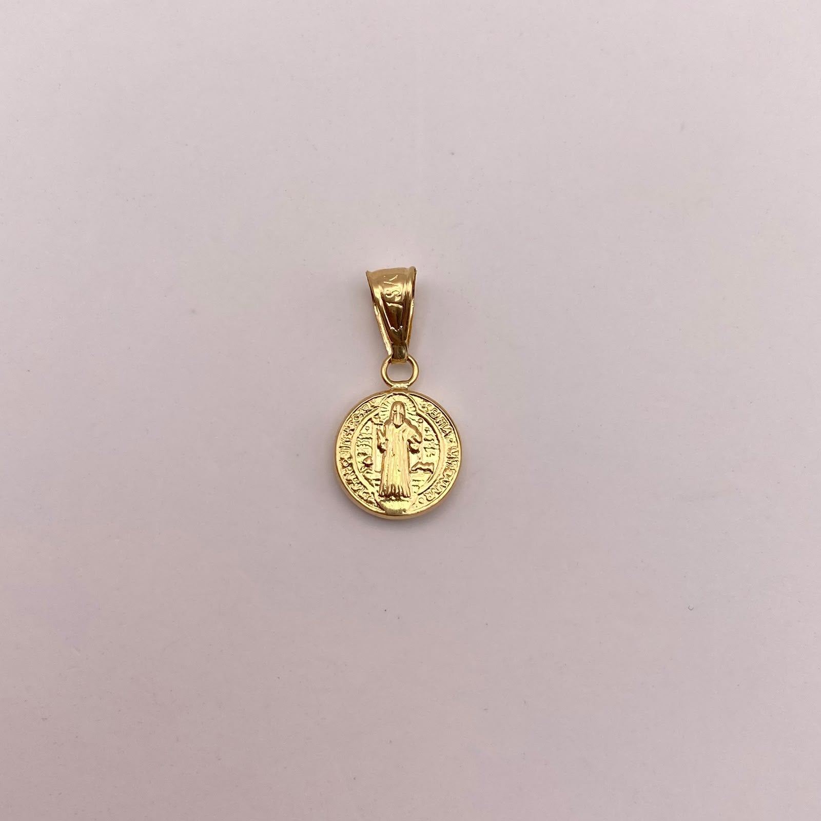 Dije San benito Oro amarillo 18k 0,55 Gr / 10,2 mm / 1,9 Cm