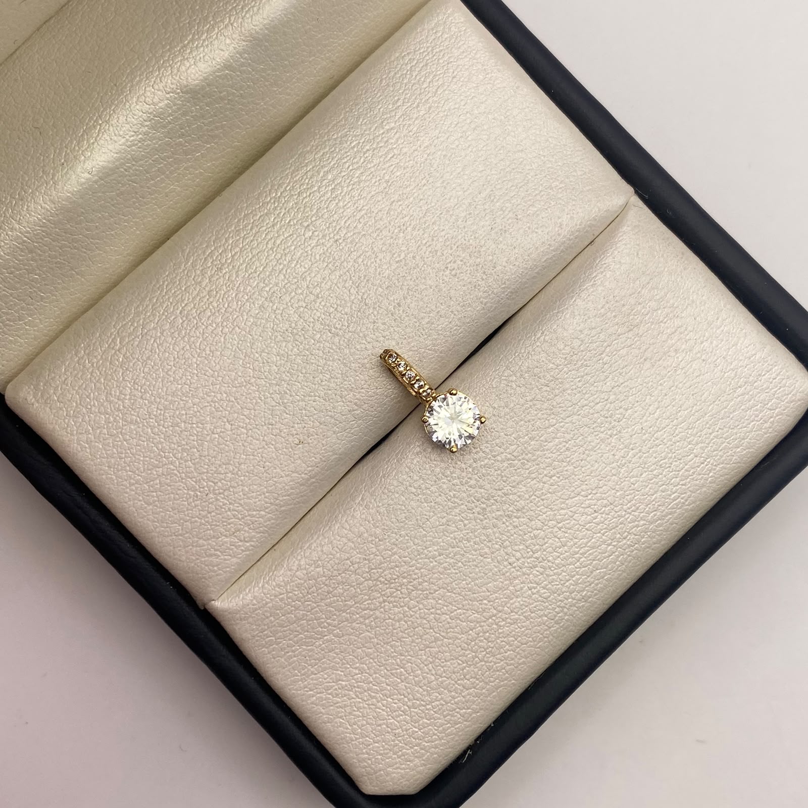 Dije redondo circón blanco Oro amarillo 18k 0,92 Gr / 5,65 mm / 1 Cm