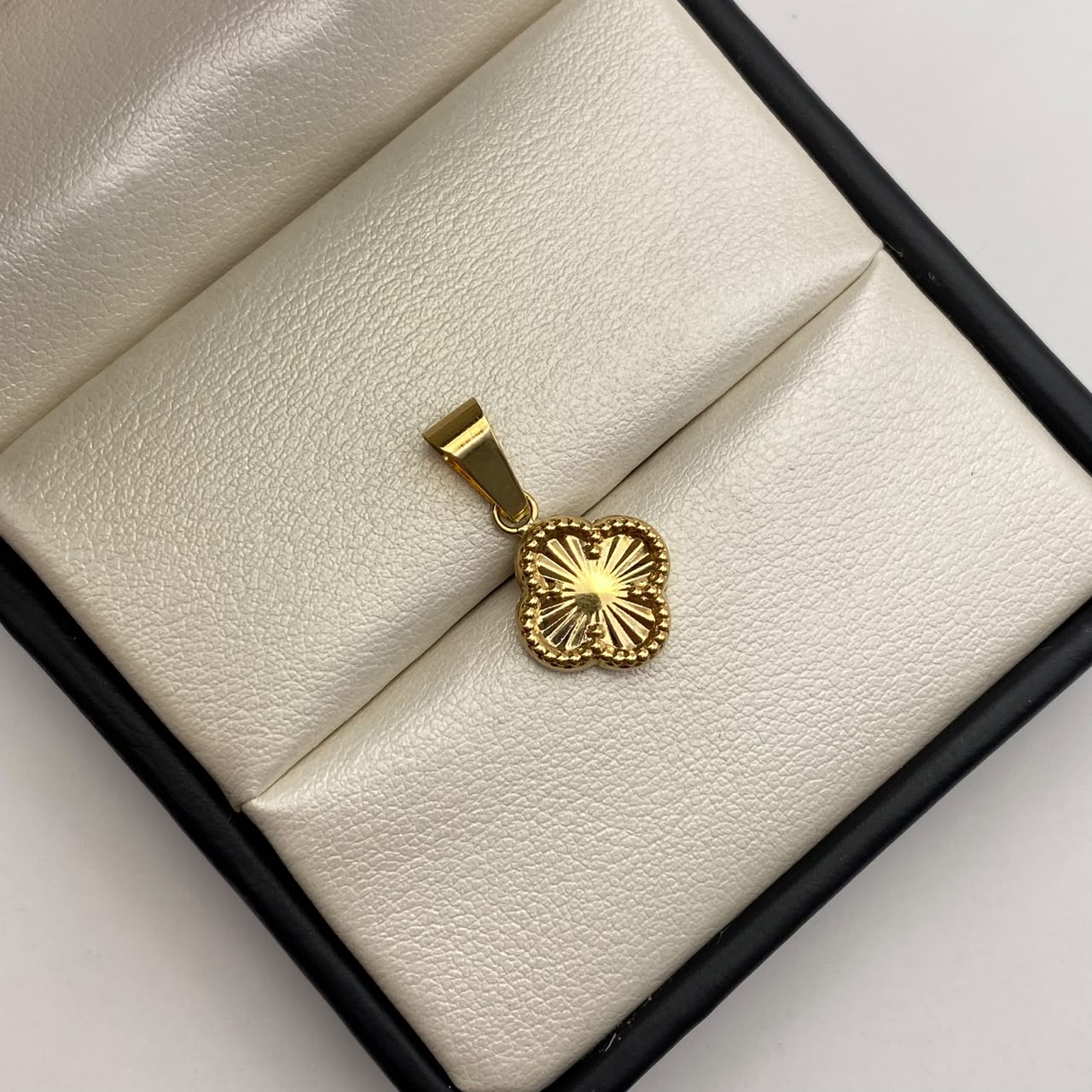Dije trebol diamantado Oro amarillo 18k 1 Gr / 12,6 mm / 2,5 Cm