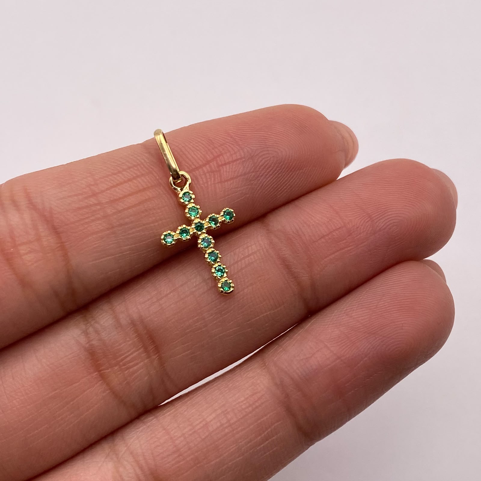 Dije Cruz circones verdes Oro amarillo 18k 0,7 Gr / 9,8 mm / 2,2 Cm