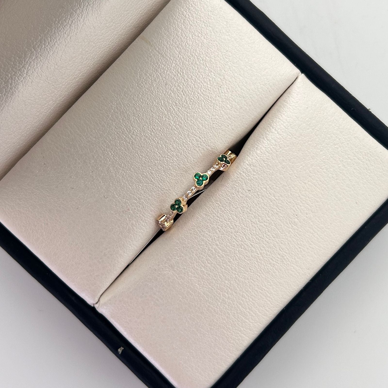 Anillo Circones verdes y blancos trebol Oro amarillo 18k / Talla 6 1/2 / 1,35 Gr / 1,2 mm