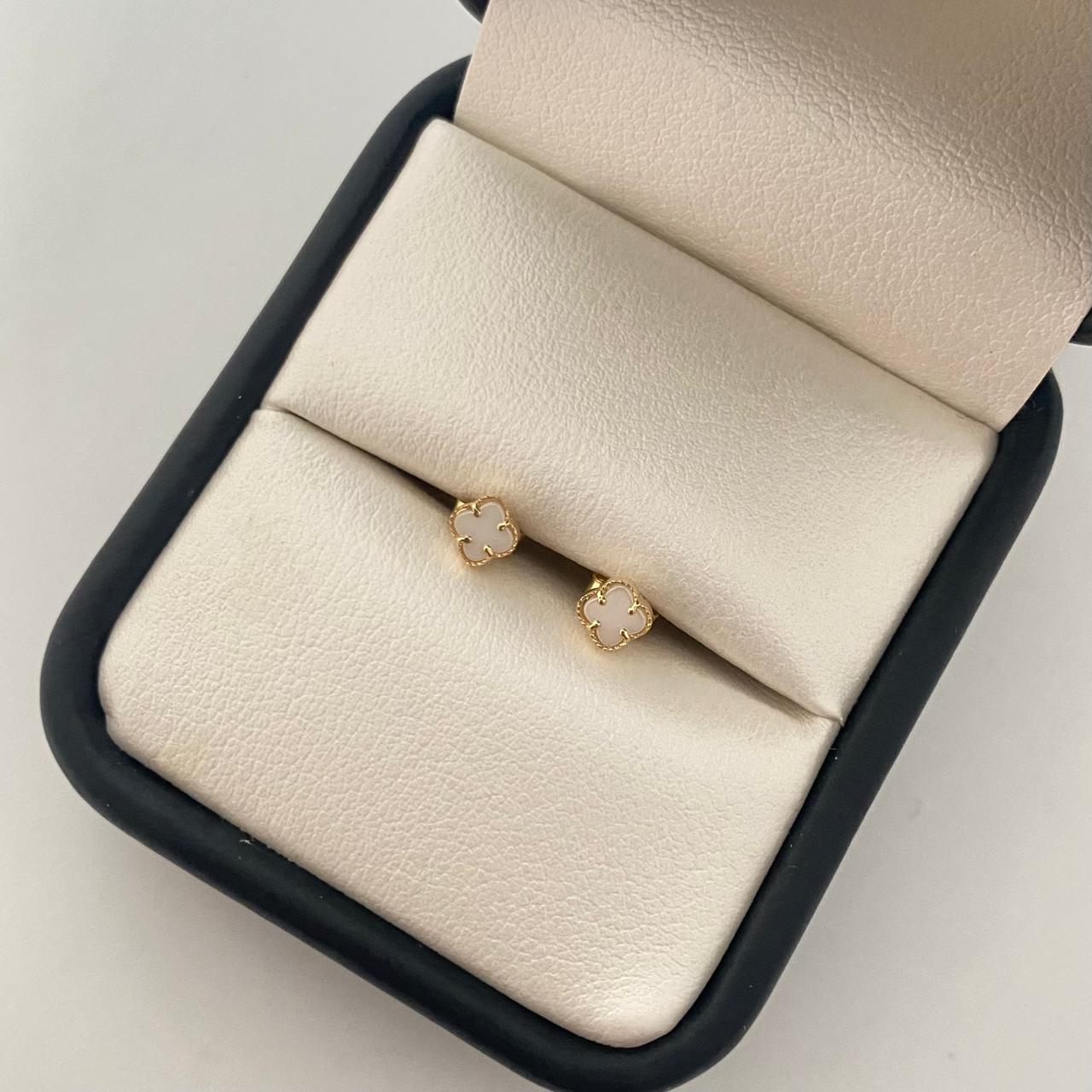 Topos It trebol fondo blanco Oro amarillo 18k +4 / 0,85 Gr / 4,0 mm