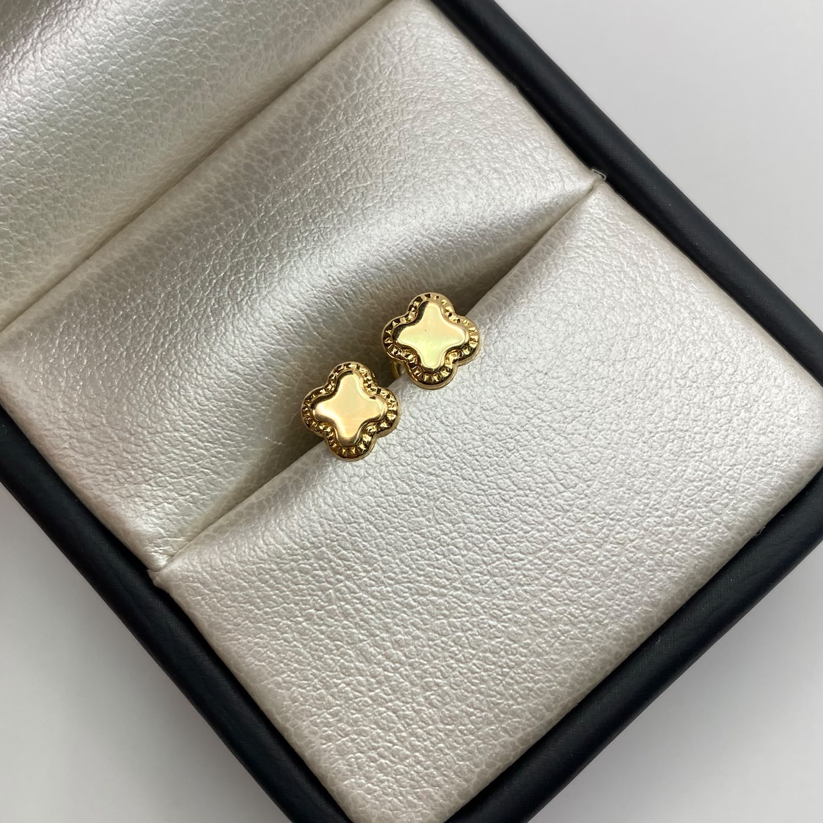 Topos Trebol borde diamantado Oro amarillo 18k 0,45 Gr / 5,9 mm