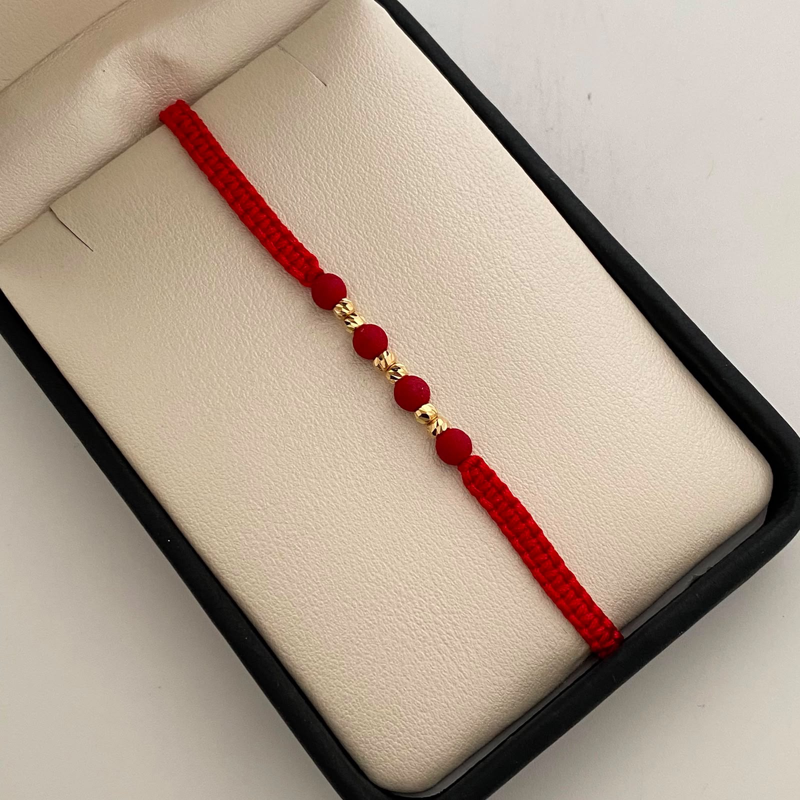 Pulsera tejida Bolas diamantadas 3mm Hilo Rojo Oro amarillo 18k 0,25 Gr