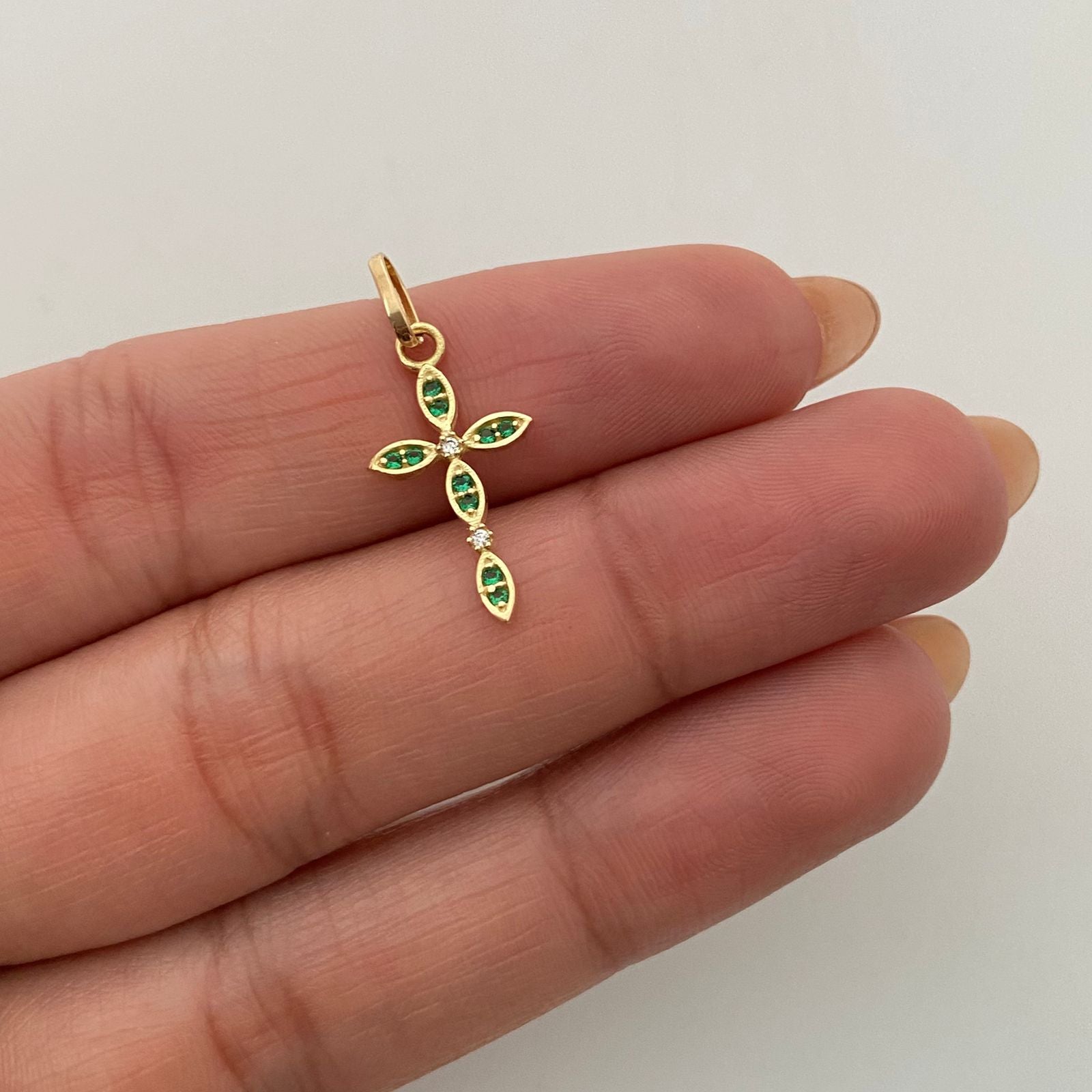 Dije Cruz Casting Verde y Blanco Oro amarillo 18k 0,7 Gr / 10,4 mm / 2,5 Cm