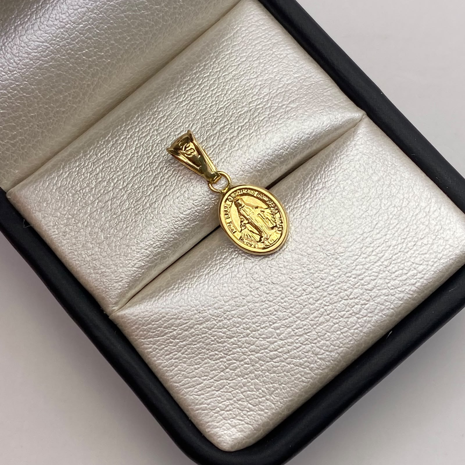 Dije Virgen milagrosa Oro amarillo 18k 0,52 Gr / 8,2 mm / 1,9 Cm