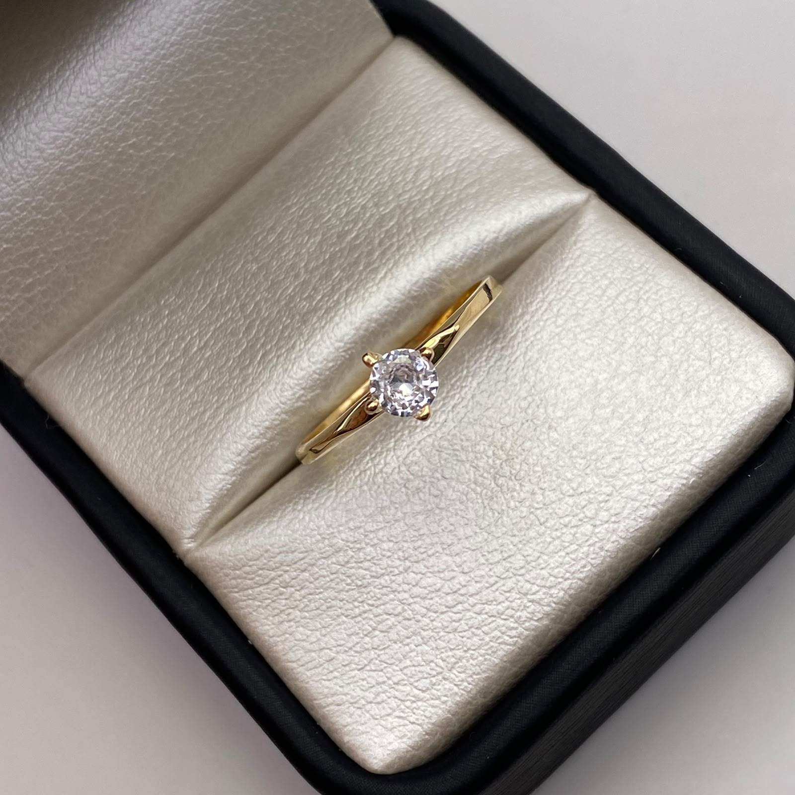 Anillo Solitario Oro amarillo 18k / Talla 8 / 1,68 Gr / 1,15 mm