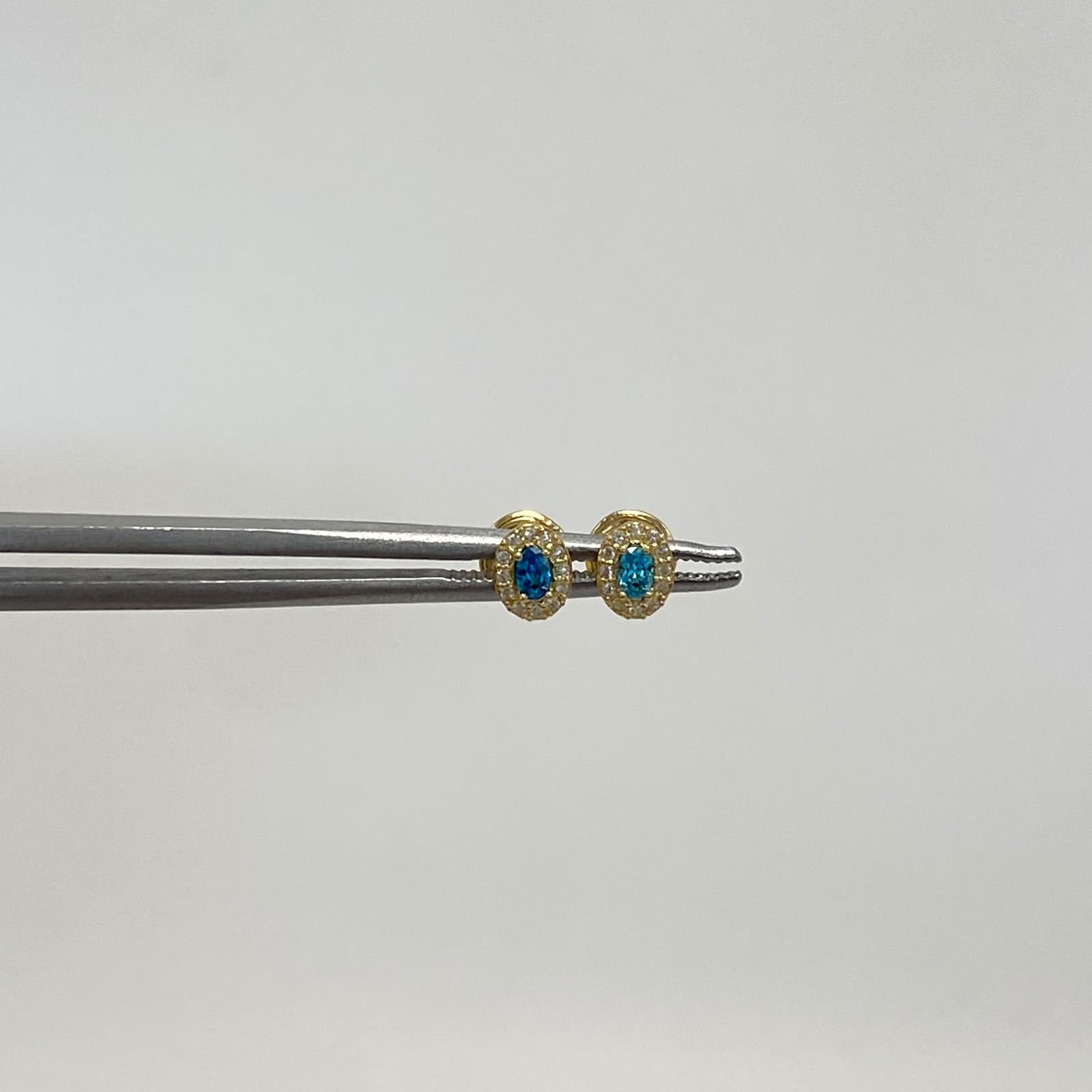Topos ovalado circón azul celeste Oro amarillo 18k 0,7 Gr / 4,4 mm