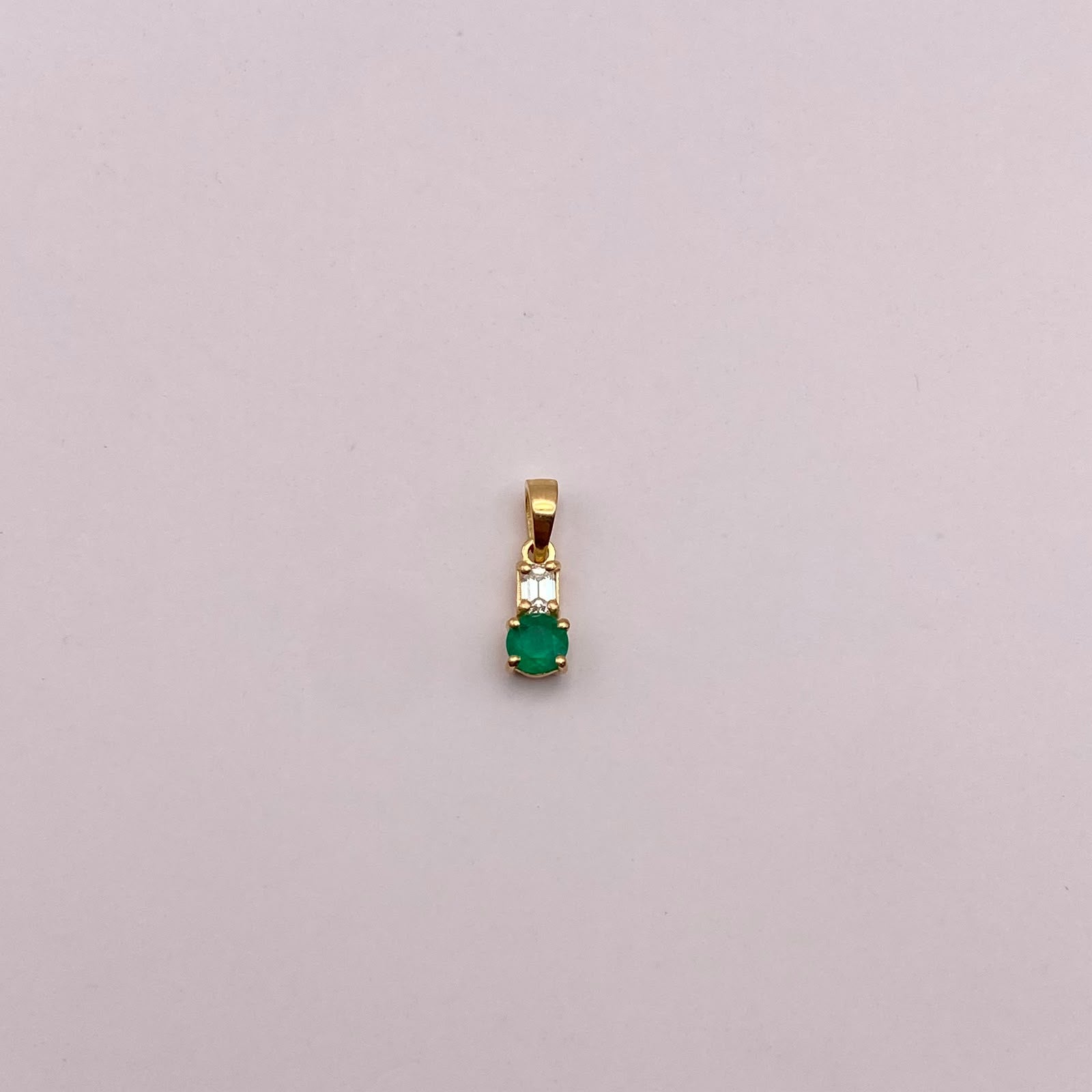 Dije Esmeralda y circon Oro amarillo 18k 0,45 Gr / 4,1 mm / 1,2 Cm