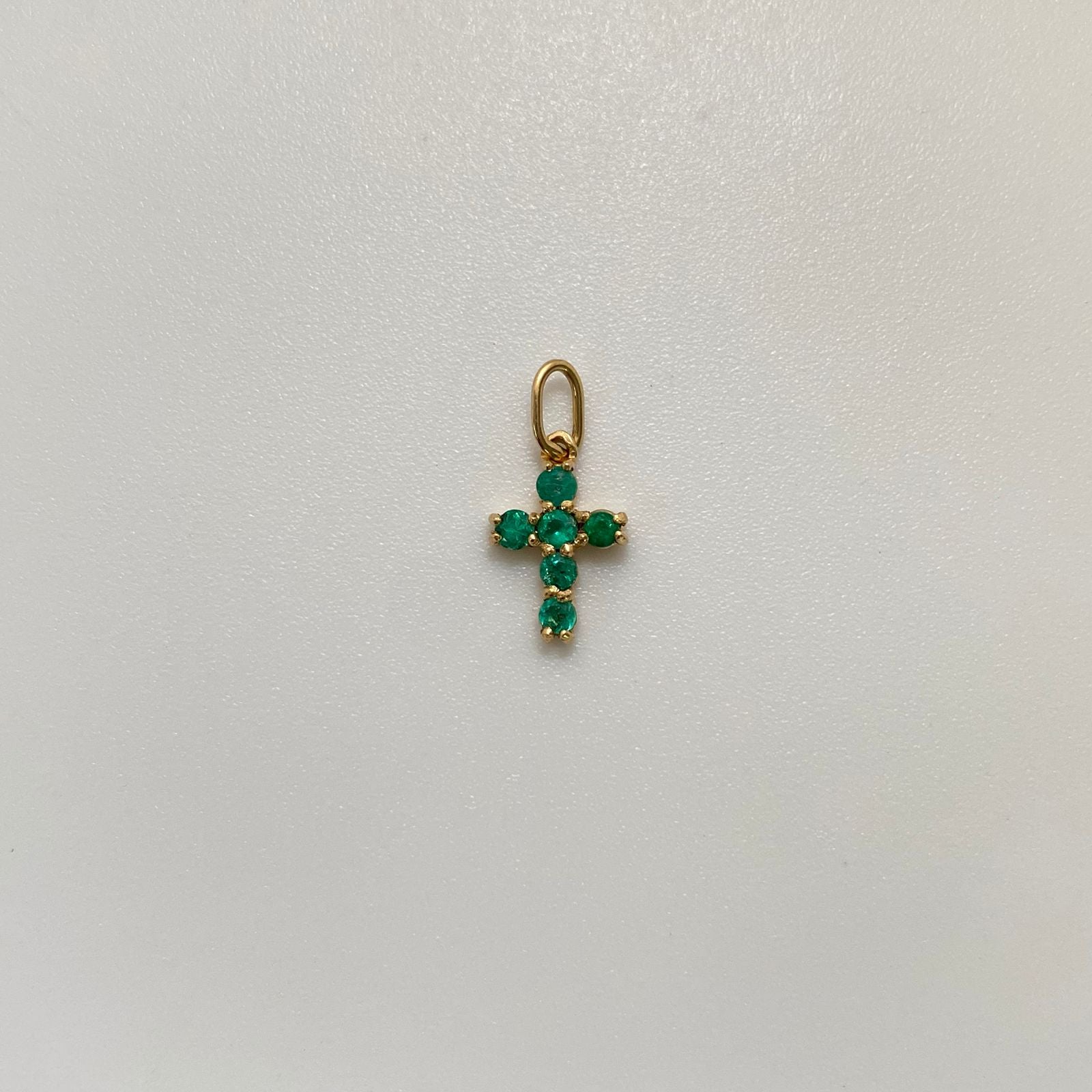 Dije Cruz Esmeralda 1.23qt Oro amarillo 18k 0,6 Gr / 7,4 mm / 1,4 Cm