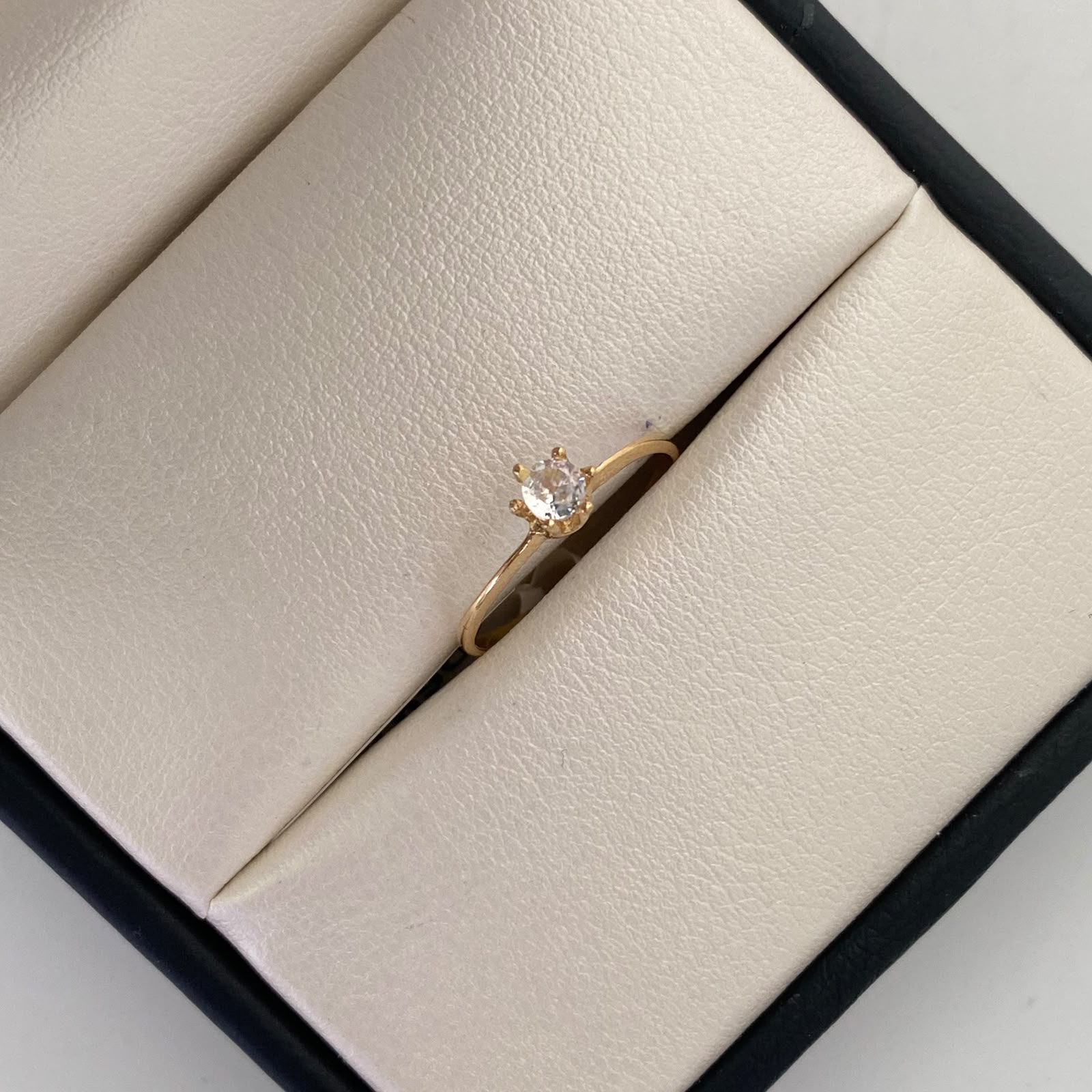 Anillo Solitario Oro amarillo 18k / Talla 6 1/4 / 1,1 Gr / 1,2 mm