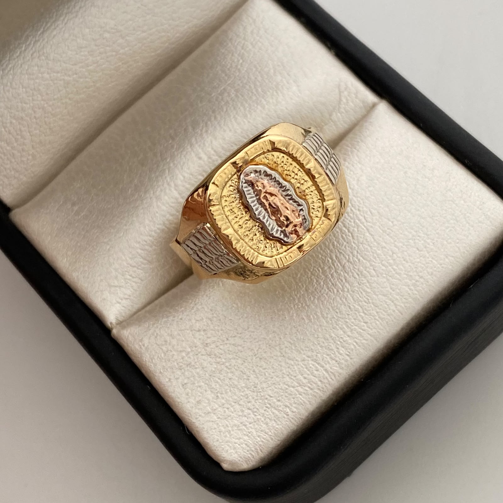Anillo Troquel Virgen de Guadalupe Tres oros 18k / Talla 9 3/4 / 3,1 Gr / 4,8 mm