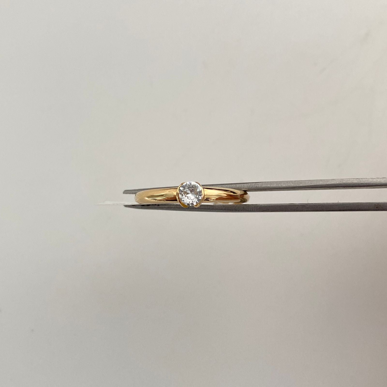 Anillo Solitario Oro amarillo 18k / Talla 8 / 1,65 Gr / 2,5 mm