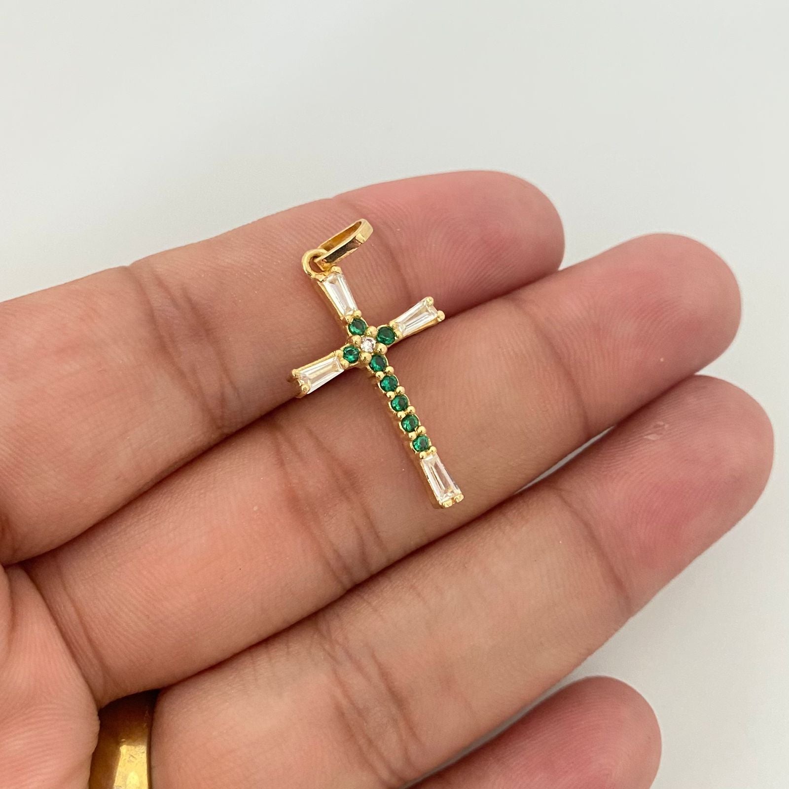 Dije cruz casting verde esquinas y centro circones blancos Oro amarillo 18k 2,15 Gr / 3,0 Cm