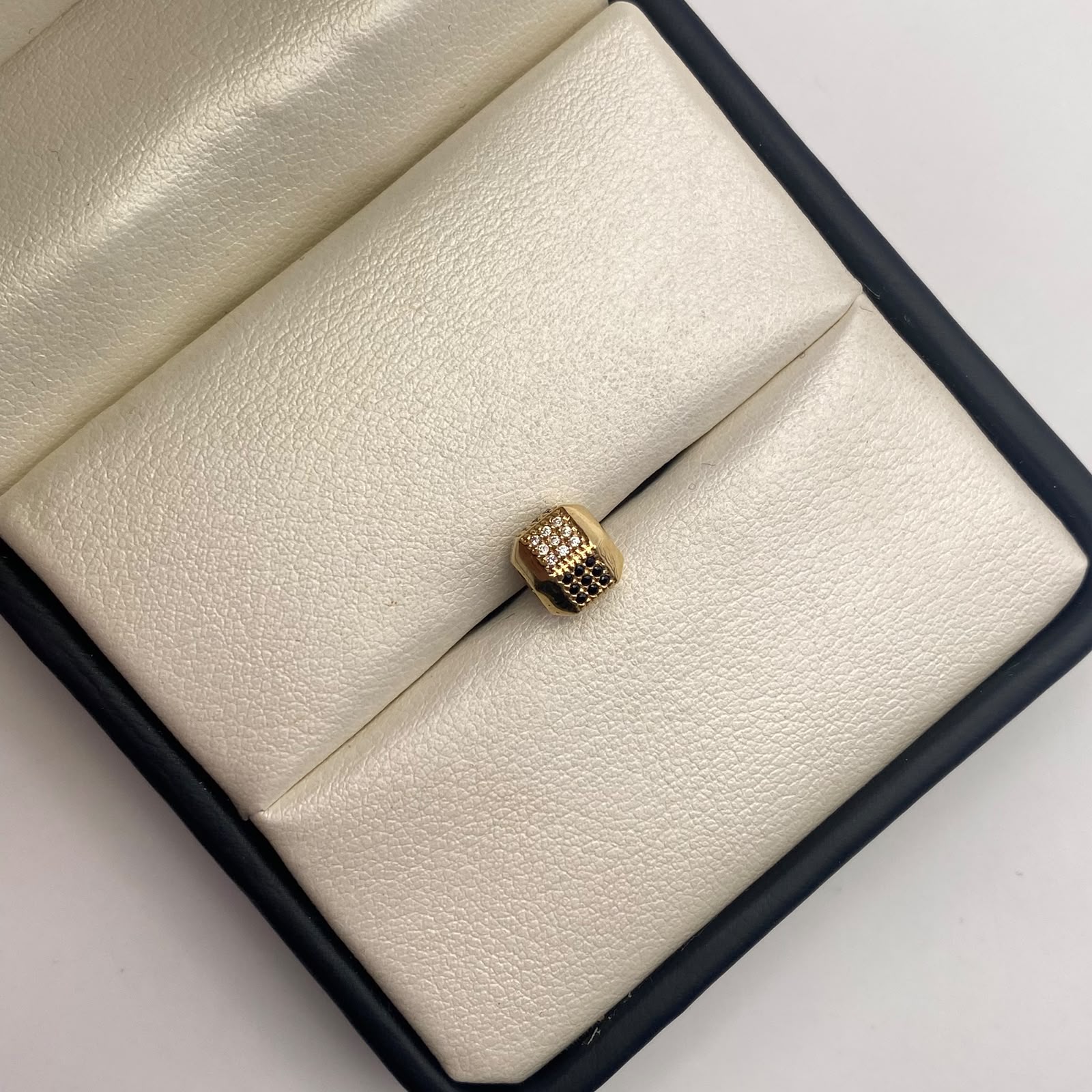 Herraje bola de fuego circones blancos y negros Oro amarillo 18k 1,41 Gr / 0,6 Cm