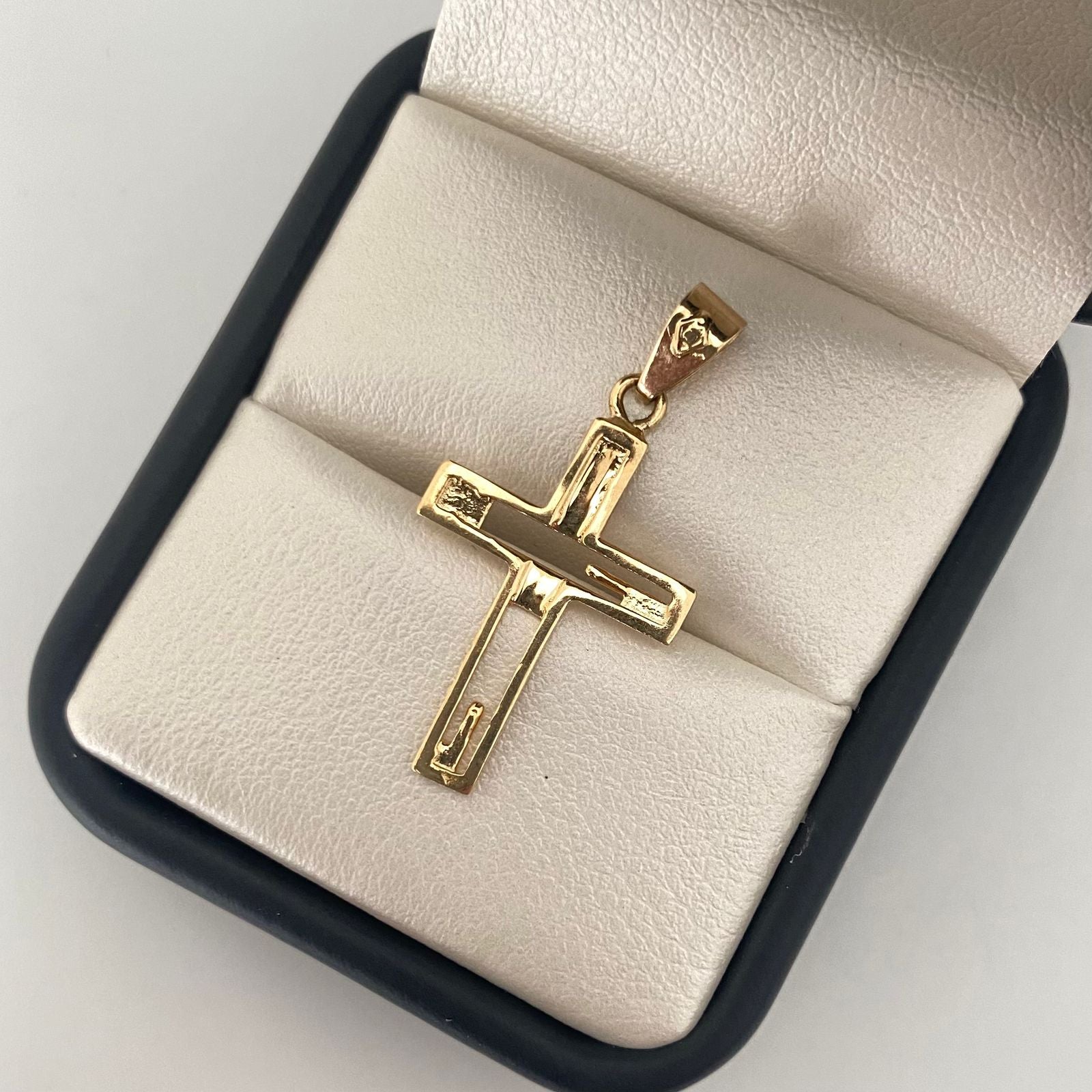 Dije cruz lisa centro líneas Oro amarillo 18k 1,70 Gr / 3,5 Cm