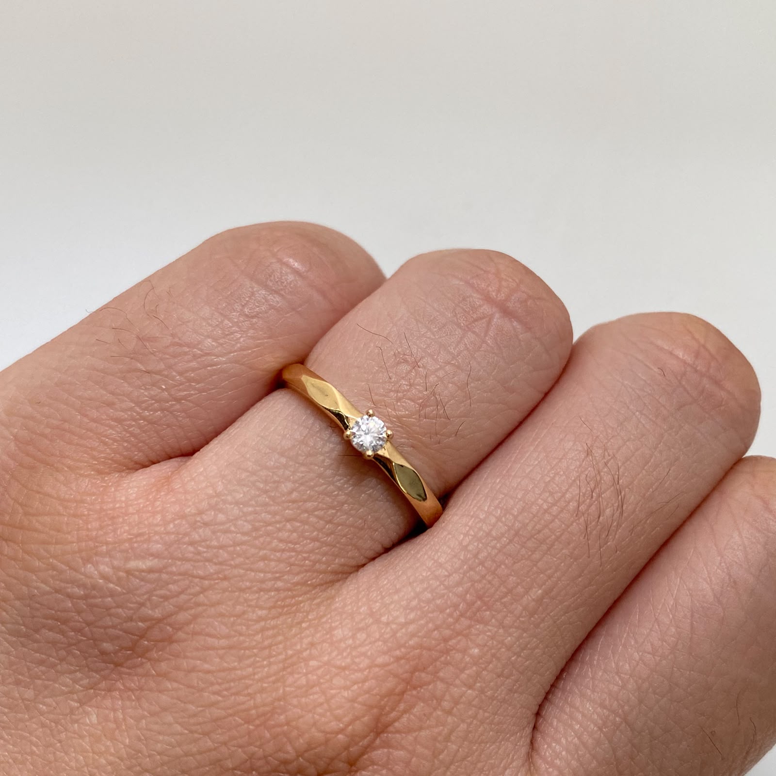 Anillo Solitario Oro amarillo 18k / Talla 6 1/2 / 1,75 Gr / 2,2 mm