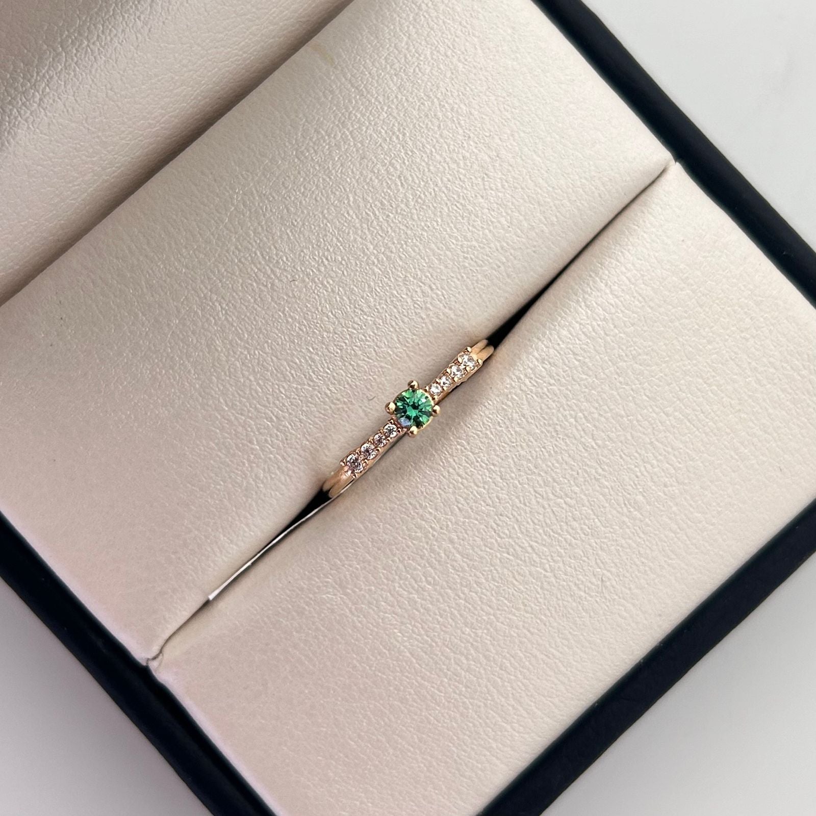 Anillo Solitario Circones Verdes y Blancos Oro amarillo 18k / Talla 6 / 1,45 Gr / 1,5 mm