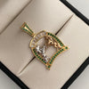 Dije Caballos Casting  Tres oros 18k 5,3 Gr / 22,2 mm / 3,2 Cm