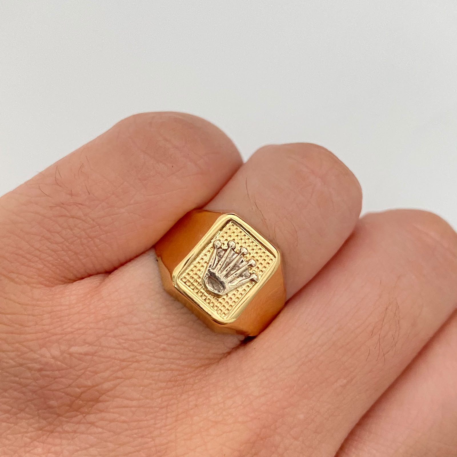Anillo Rectangular Corona Rx Oro amarillo y Oro blanco 18k / Talla 9 1/4 / 3,25 Gr / 4 mm