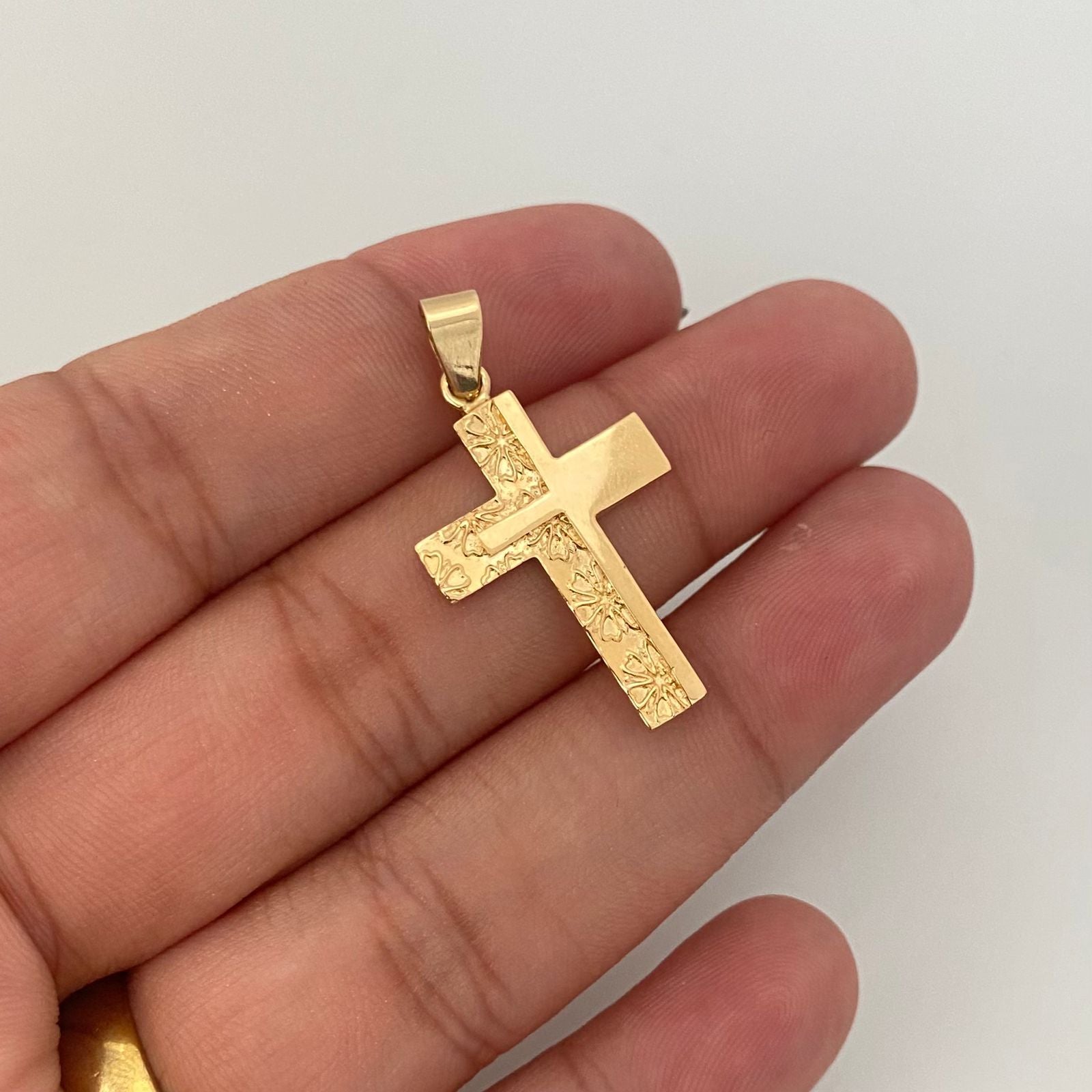 Dije cruz mitad flores mitad lisa Oro amarillo 18k 2,80 Gr / 3,3 Cm