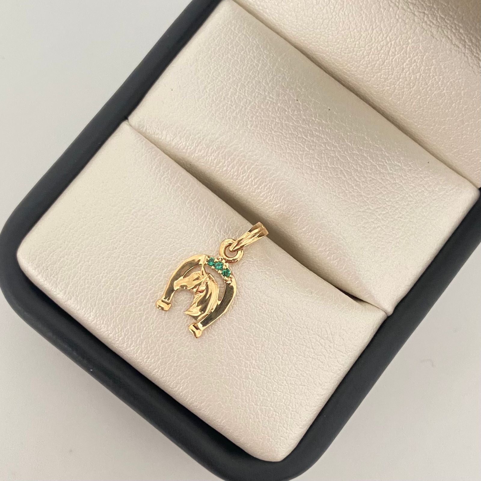 Dije herradura caballo circones verdes Oro amarillo 18k 0,75 Gr / 1,7 Cm