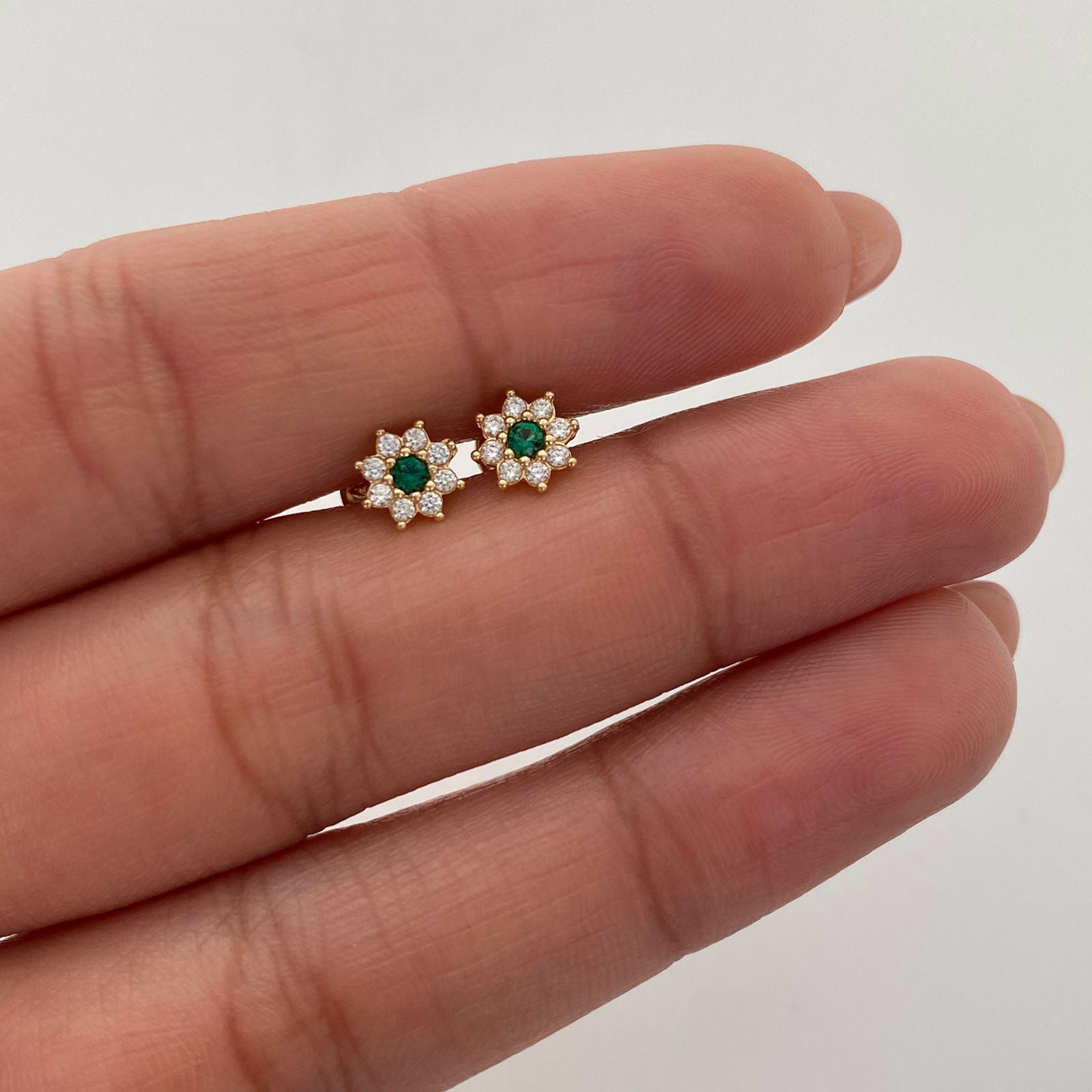 Topos Tipo Flor casting verde y blanco Oro amarillo 18k 0,85 Gr / 6 mm