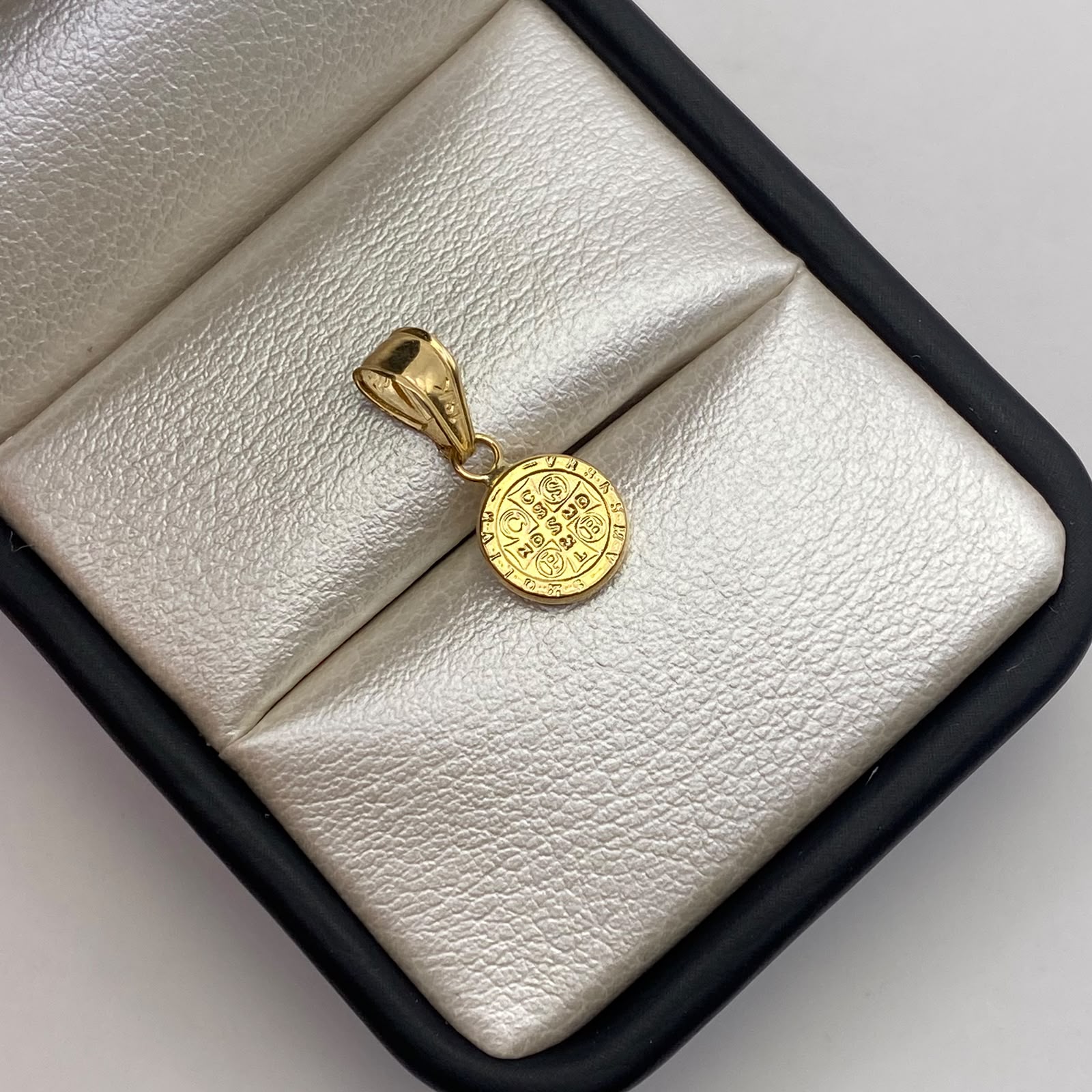 Dije San benito Oro amarillo 18k 0,44 Gr / 8,5 mm / 1,7 Cm