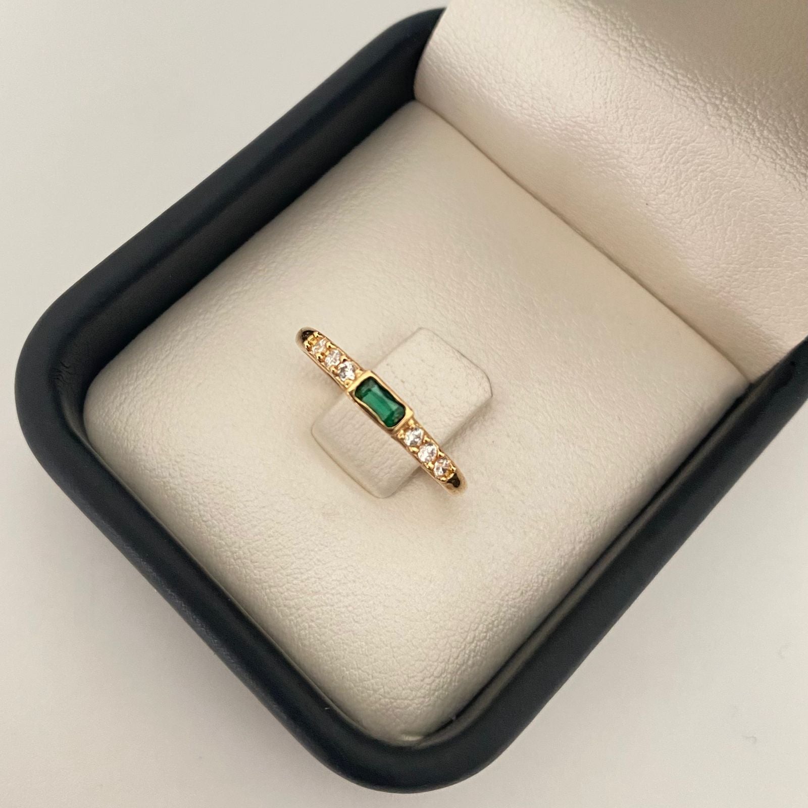 Anillo circon central verde lateral casting Oro amarillo 18k / Talla 5 3/4 / 1,55 Gr