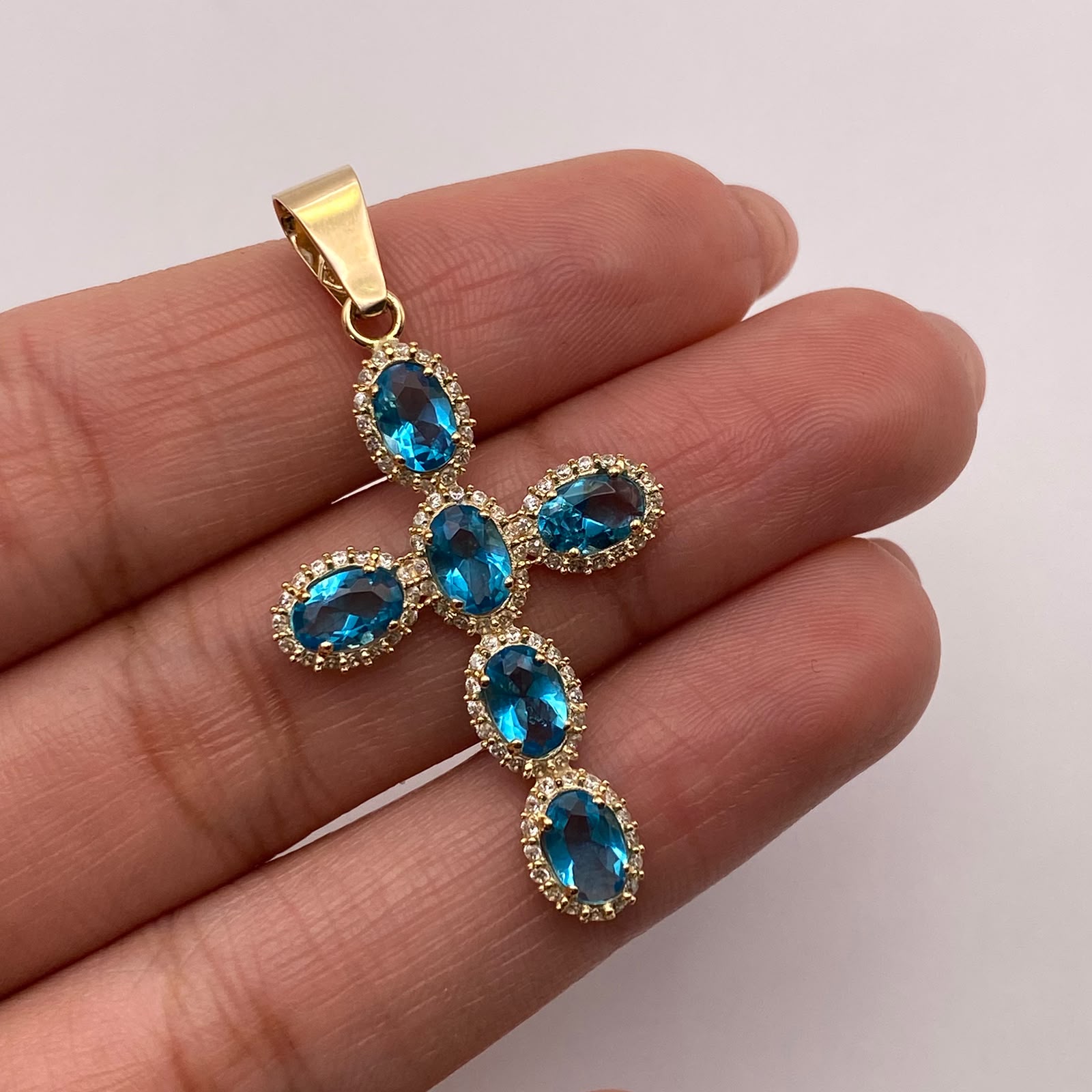 Dije Cruz azul circones Oro amarillo 18k 3,07 Gr / 22,9 mm / 4,5 Cm