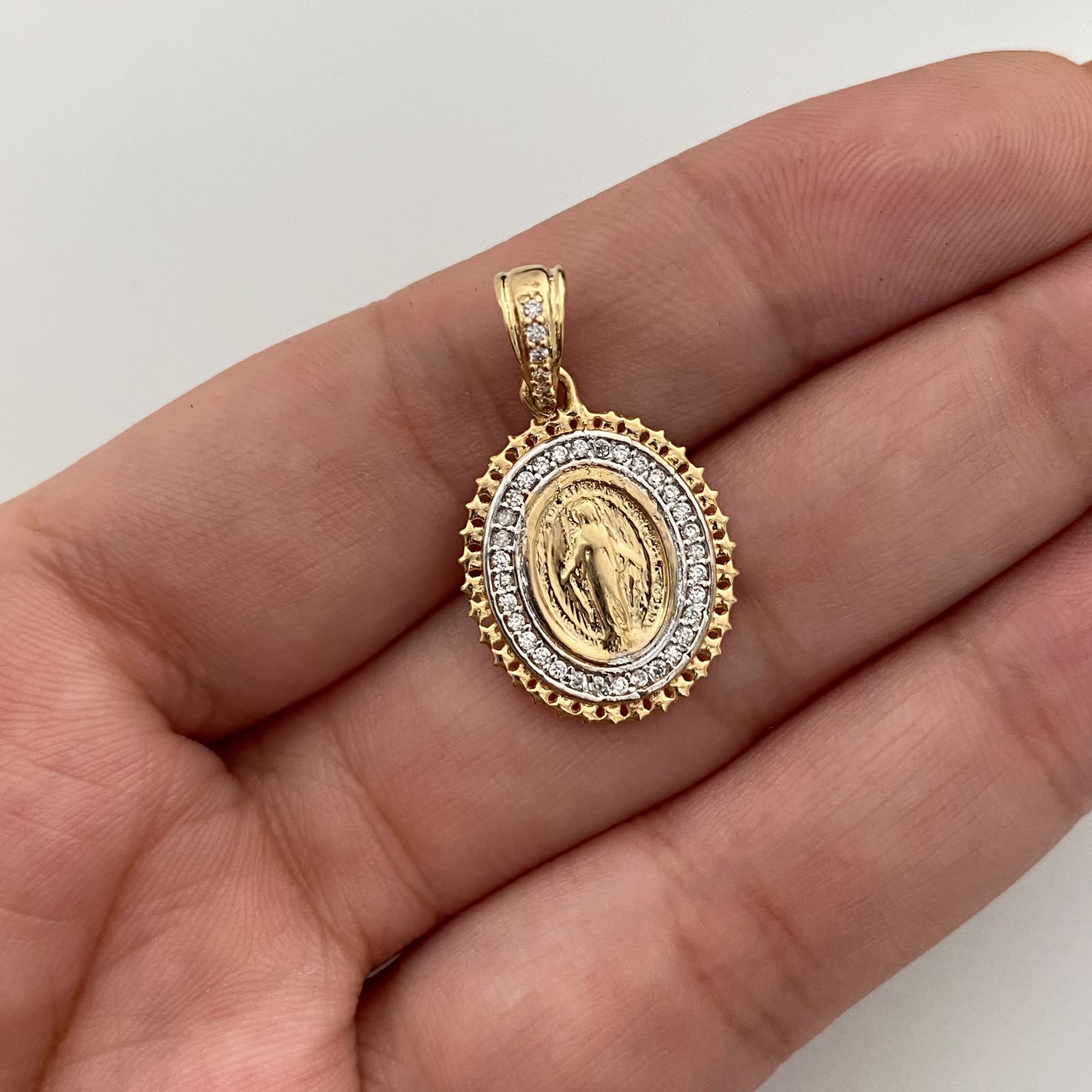 Dije Redondo Casting Blanco Virgen Milagrosa Oro amarillo y Oro blanco 18k 2,4 Gr / 15,9 mm / 2,6 Cm