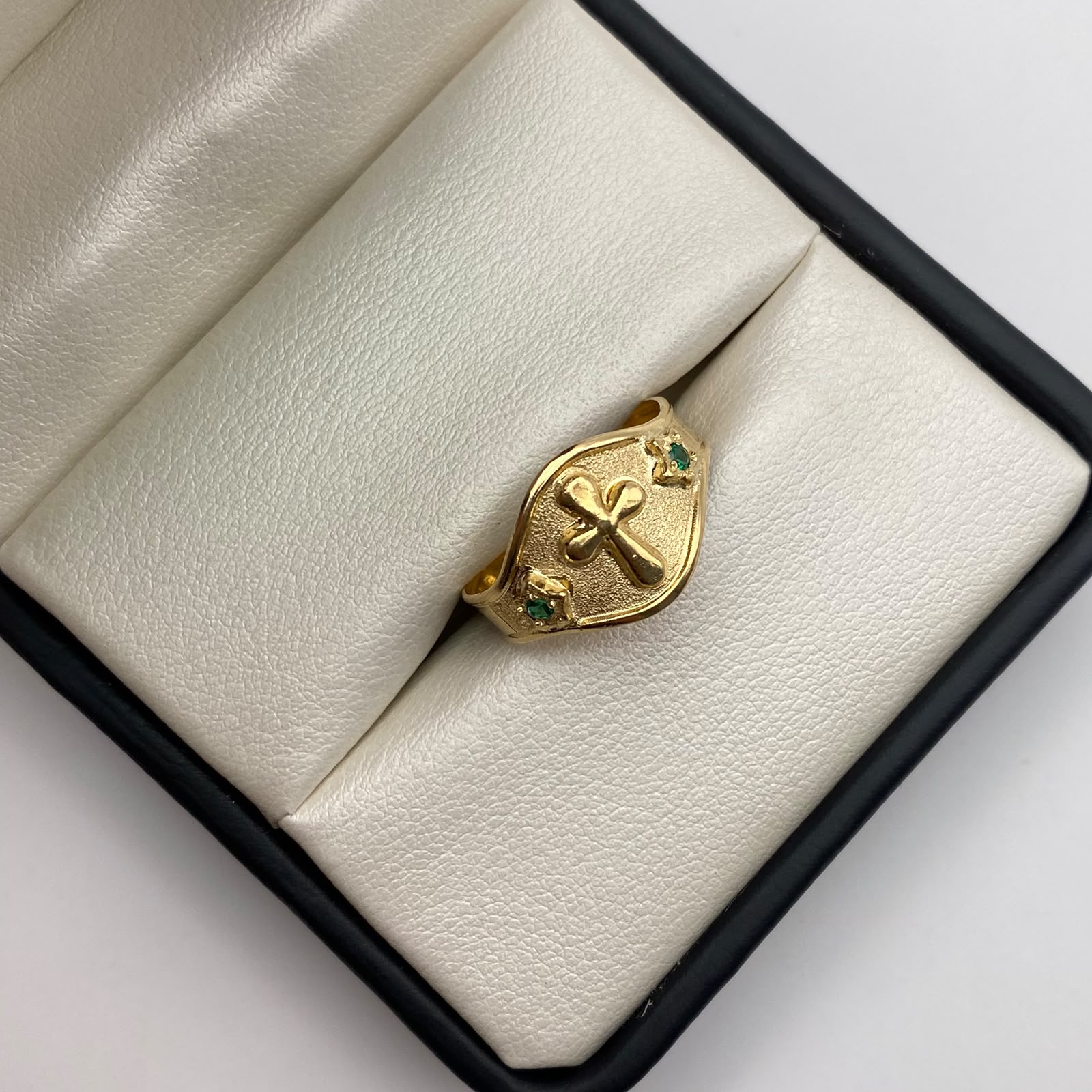 Anillo Troquel cruz circones verdes Oro amarillo 18k / Talla 9 1/2 / 2,7 Gr / 4,6 mm