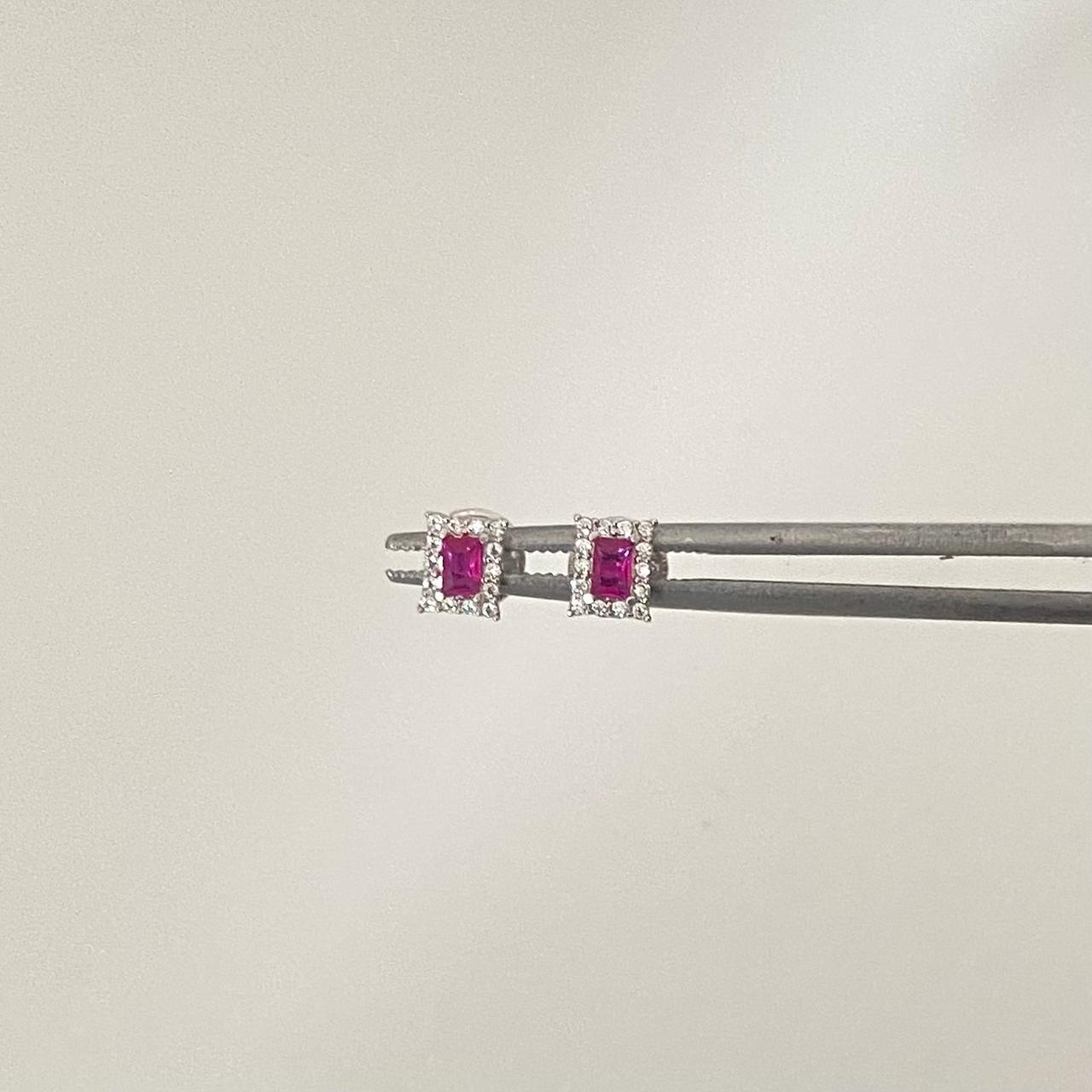 Topos halo rectangulo centro fucsia Oro blanco 18k 0,75 Gr / 4,5 mm