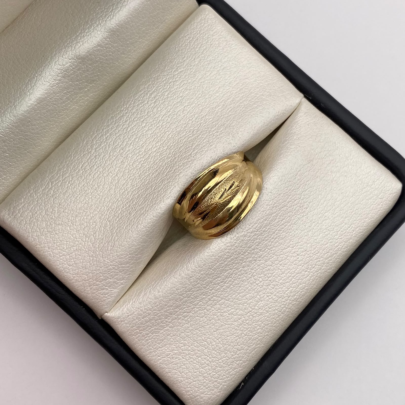 Anillo Troquel espiga diamantada Oro amarillo 18k / Talla 8 / 1,95 Gr / 4,3 mm