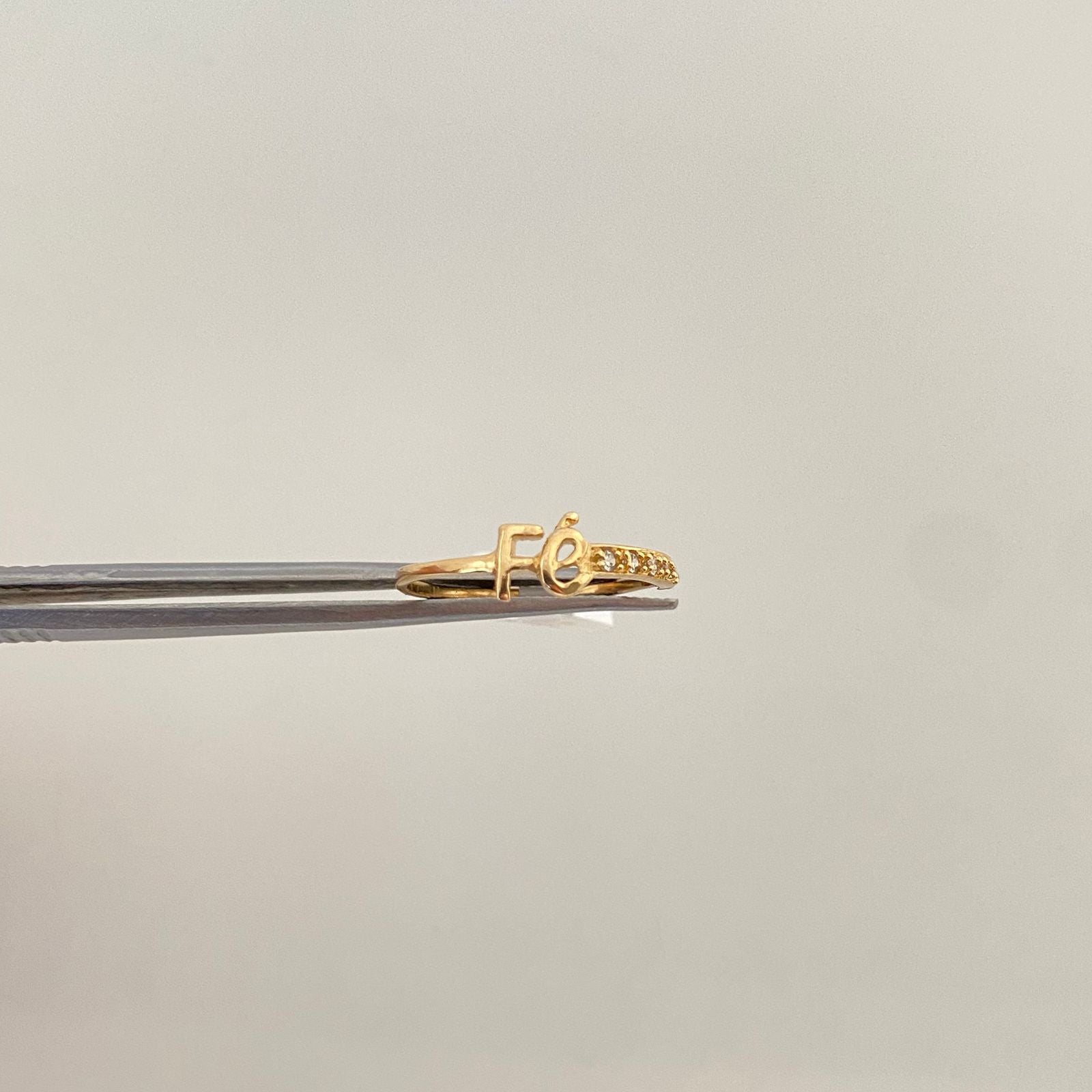 Anillo fe lateral circones Oro amarillo 18k / Talla 6 1/2 / 1,2 Gr