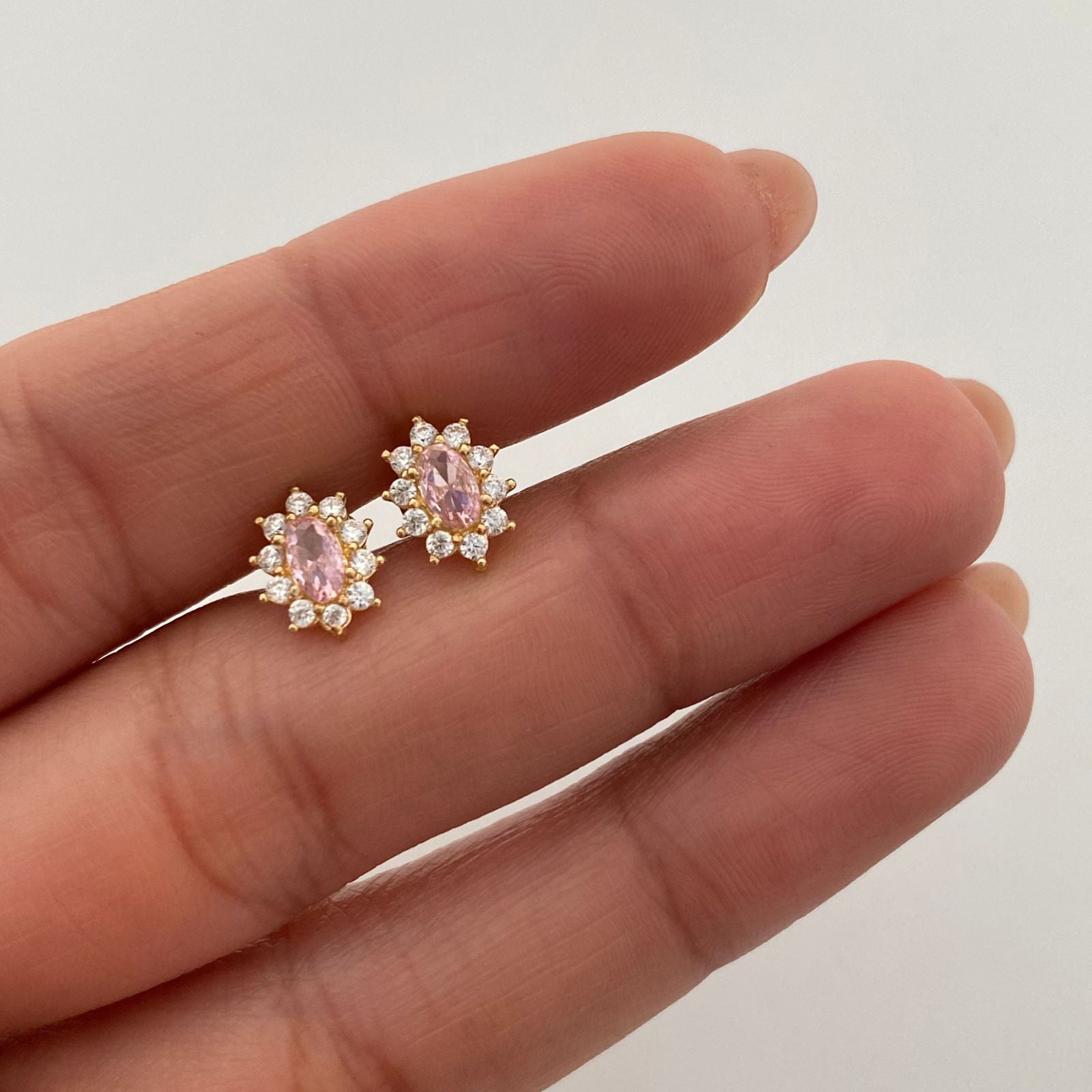 Topos tipo flor con circon rosado y blanco  Oro amarillo 18k 1,3 Gr / 7,4 mm