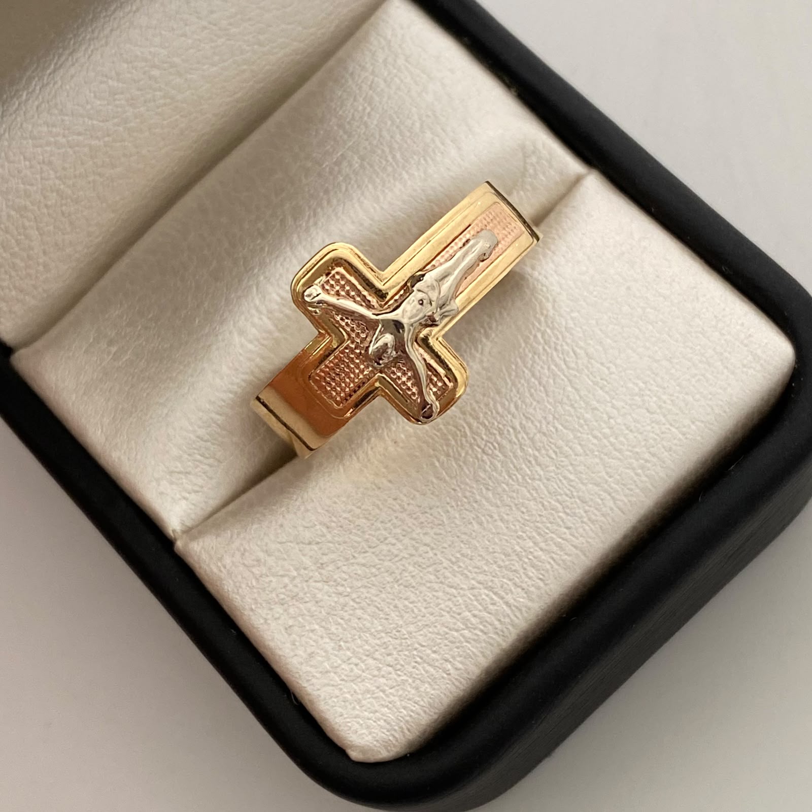 Anillo Cruz Cristo Tres oros 18k / Talla 13 1/2 / 2,5 Gr / 5,6 mm