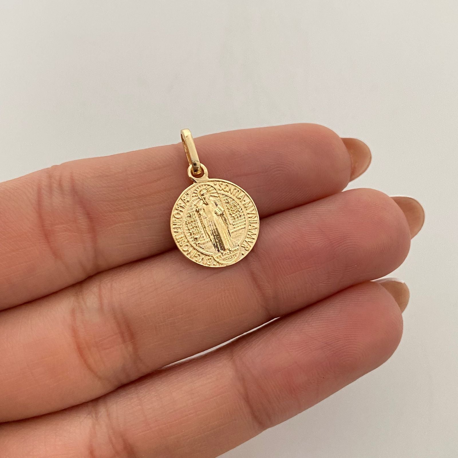 Dije macizo san benito  Oro amarillo 18k 1,3 Gr / 12,8 mm / 2,1 Cm