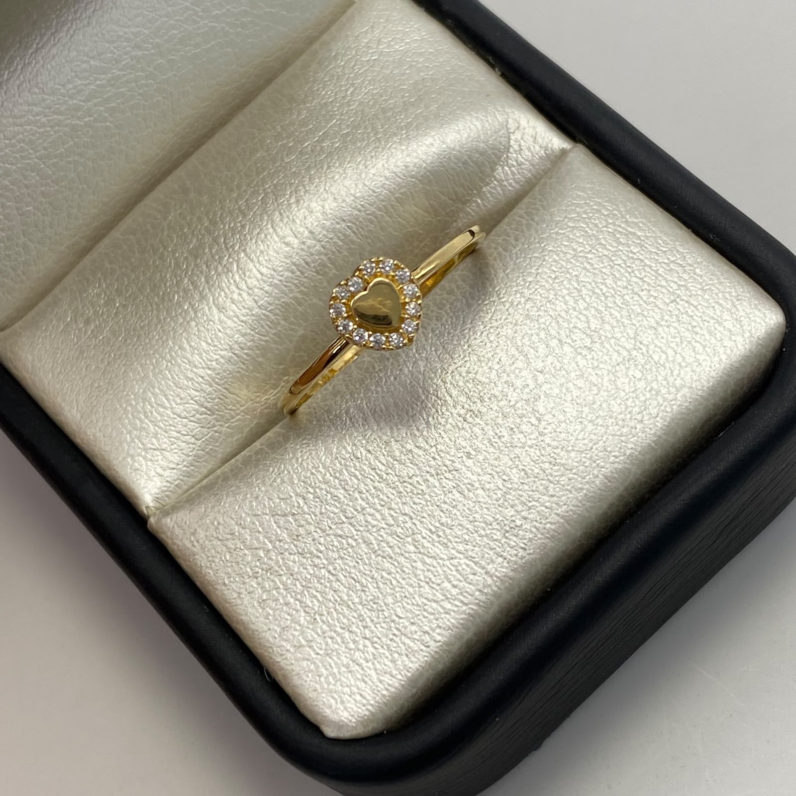 Anillo Corazon borde circones blancos Oro amarillo 18k / Talla 7 1/2 / 1,45 Gr / 1 mm