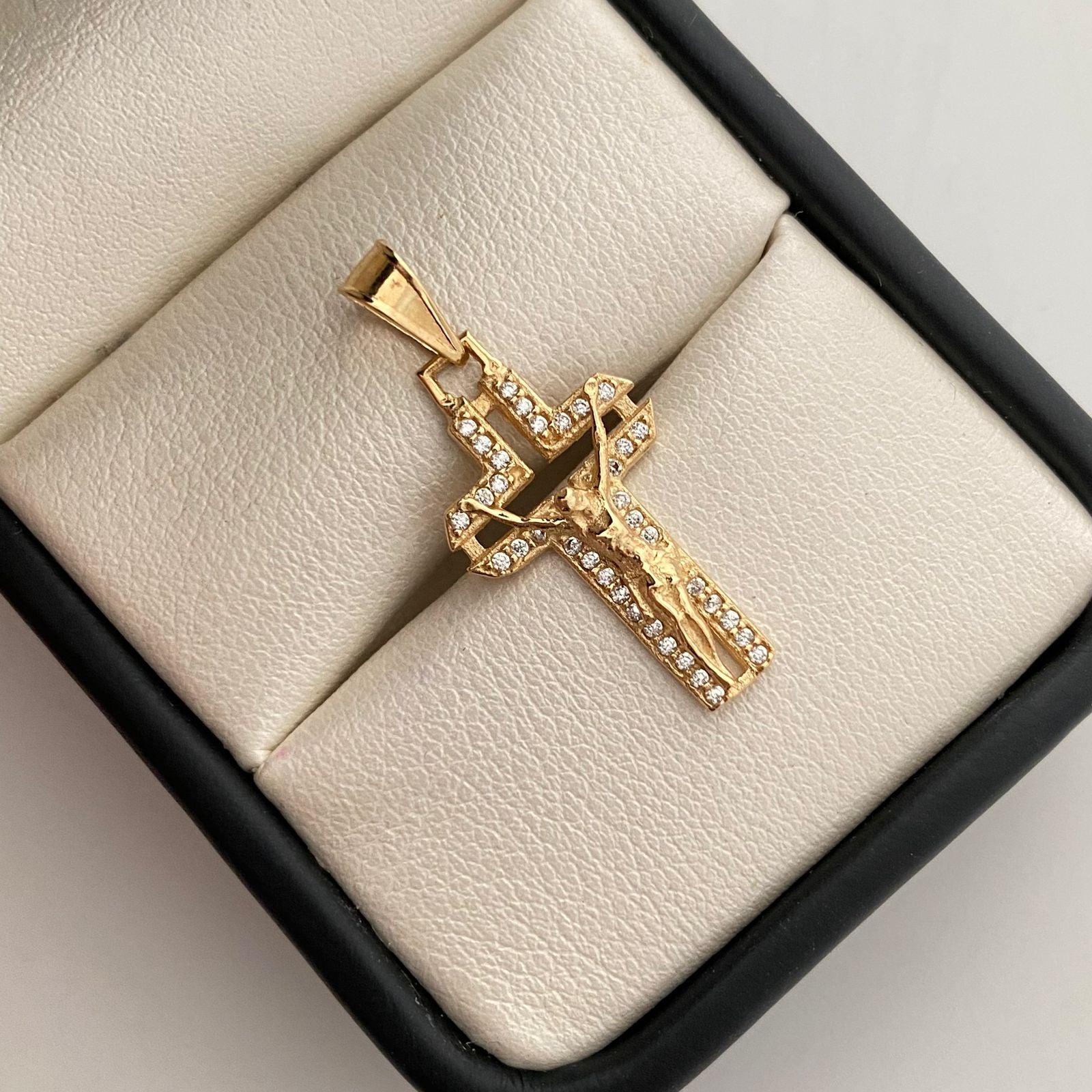 Dije cruz con cristo y circones blancos  Oro amarillo 18k 2,15 Gr / 13,3 mm / 3 Cm