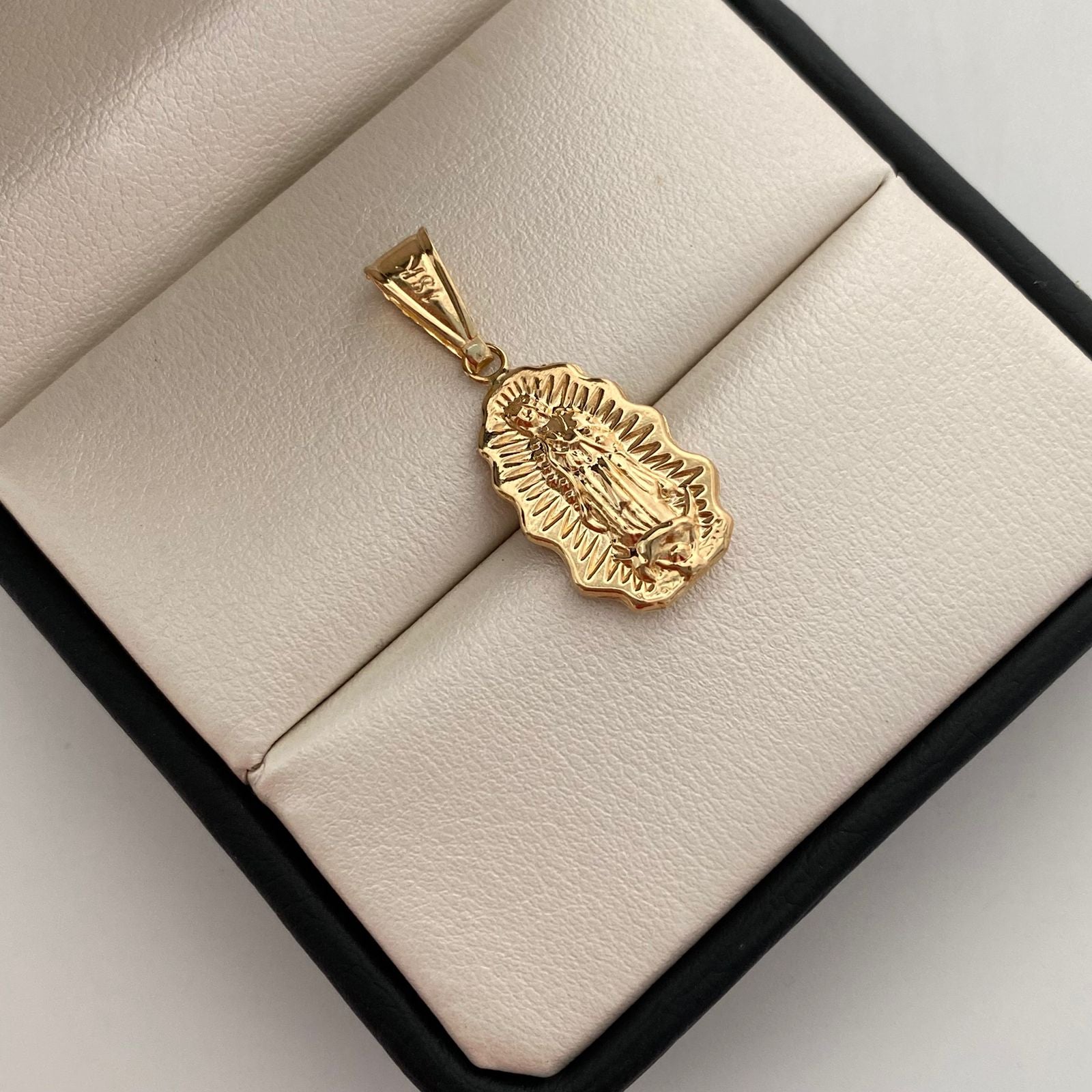 Dije Guadalupe silueta Oro amarillo 18k 1,3 Gr / 12,8 mm / 3 Cm