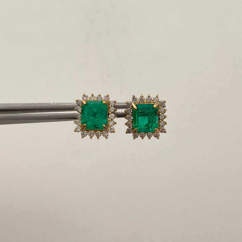 Topos Cuadradados 2.67puntos de esmerlanda y 0.1Puntos de moisanitas Oro amarillo 18k 4,5 Gr / 10,5 mm